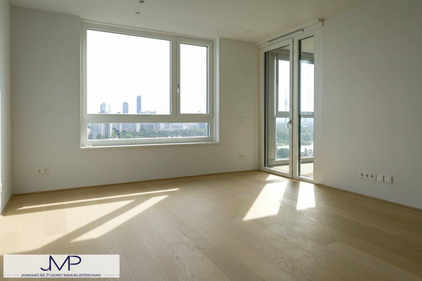 Lichtdurchflutetes Wohnzimmer mit Holzboden, Stadtblick und Zugang zum Balkon.