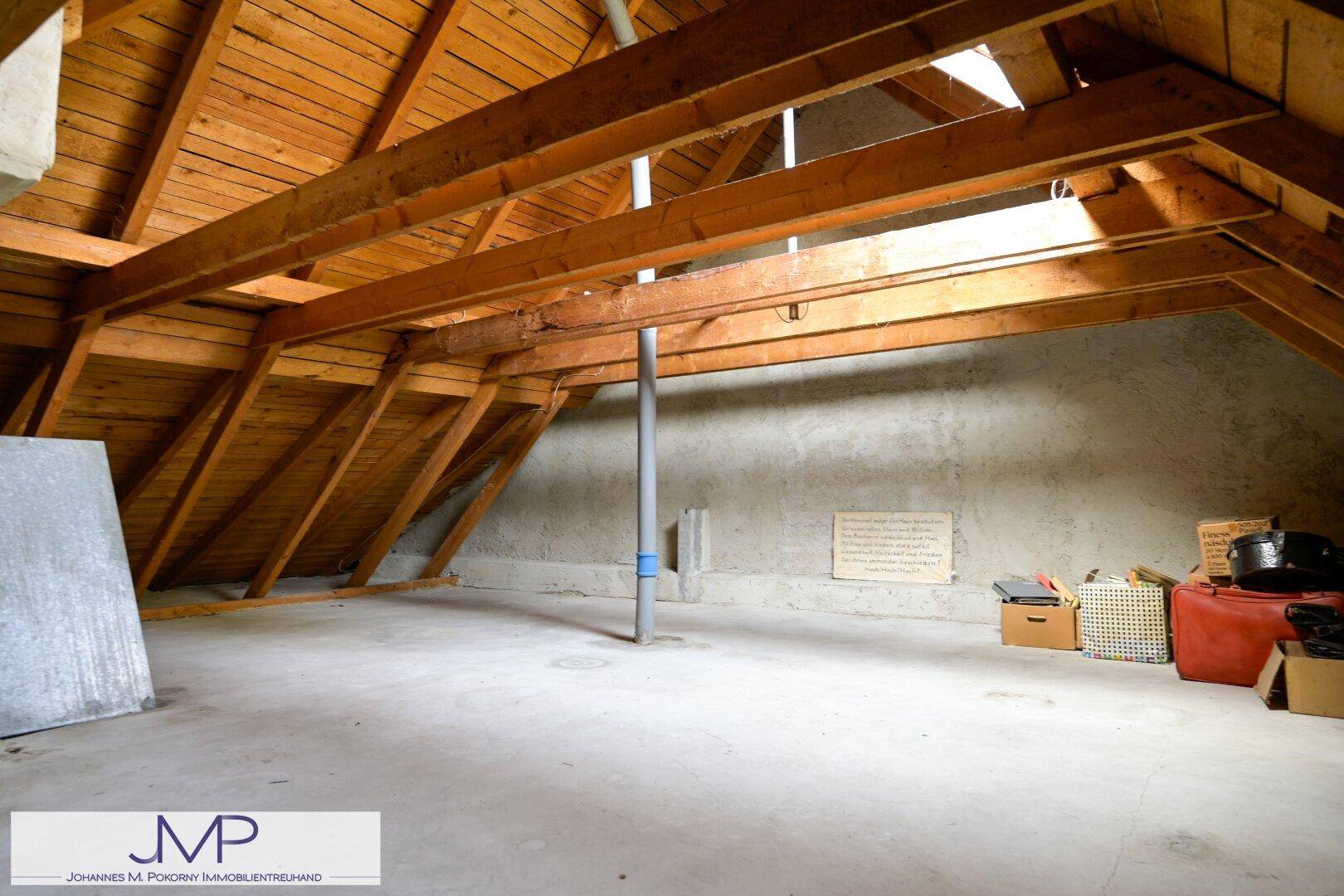 Geräumiger Dachboden mit sichtbaren Holzbalken, der viel Potenzial für Ausbau bietet.
