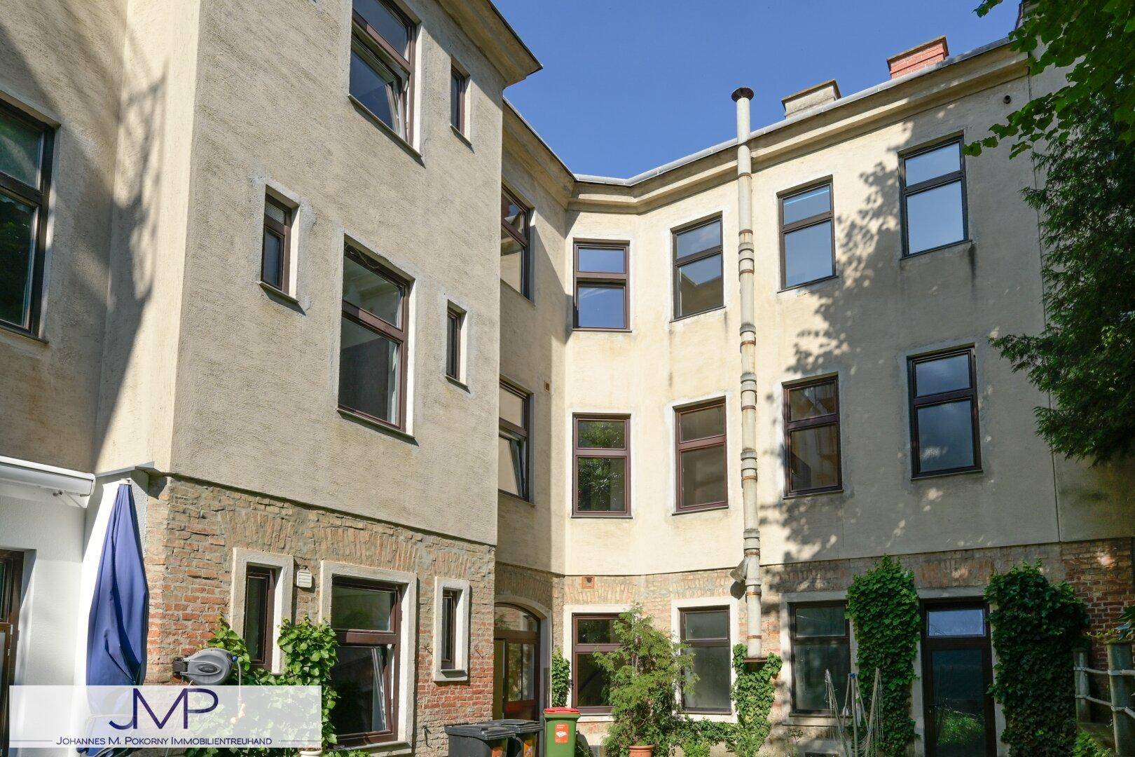 Innenhof des Gebäudes mit mehreren Fenstern und einer ruhigen Atmosphäre, umgeben von Fassaden.