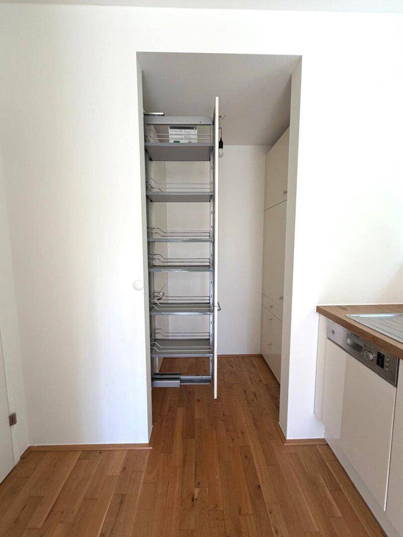 Praktische Speisekammer mit ausziehbaren Regalen für zusätzlichen Stauraum in der Küche.