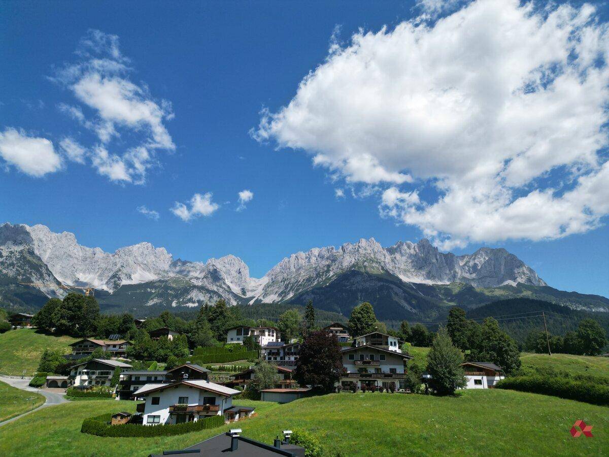 Panoramablick auf eine malerische Siedlung eingebettet in eine beeindruckende Berglandschaft.