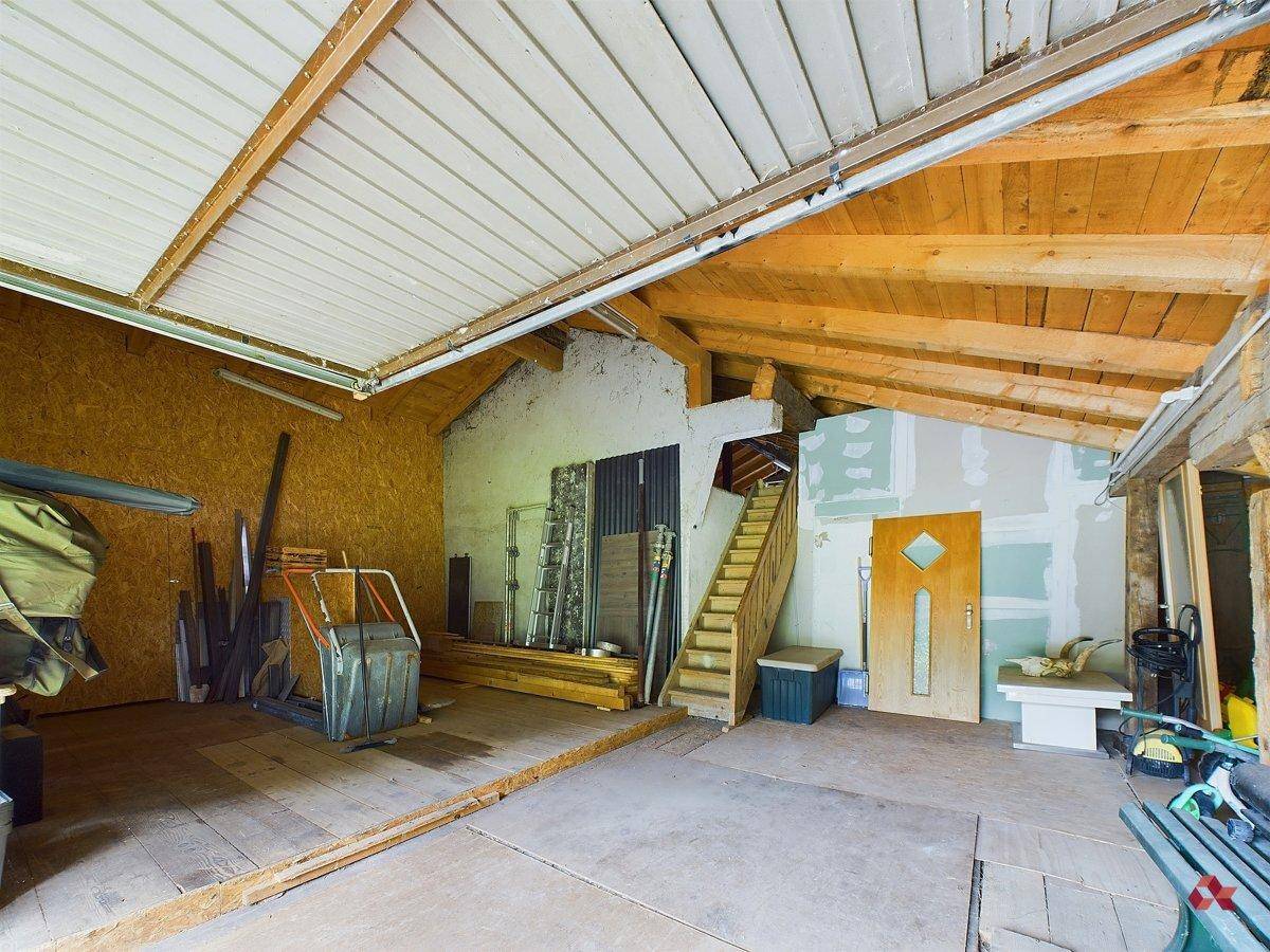 Geräumiger Dachboden mit sichtbaren Holzbalken und viel Potenzial für Ausbau.