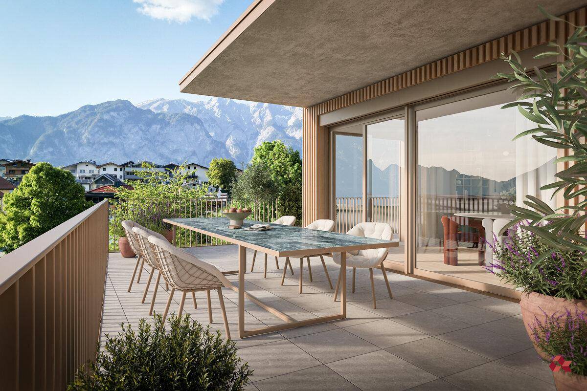 Geräumiger Balkon mit Esstisch, Sitzgelegenheiten und atemberaubendem Bergblick.