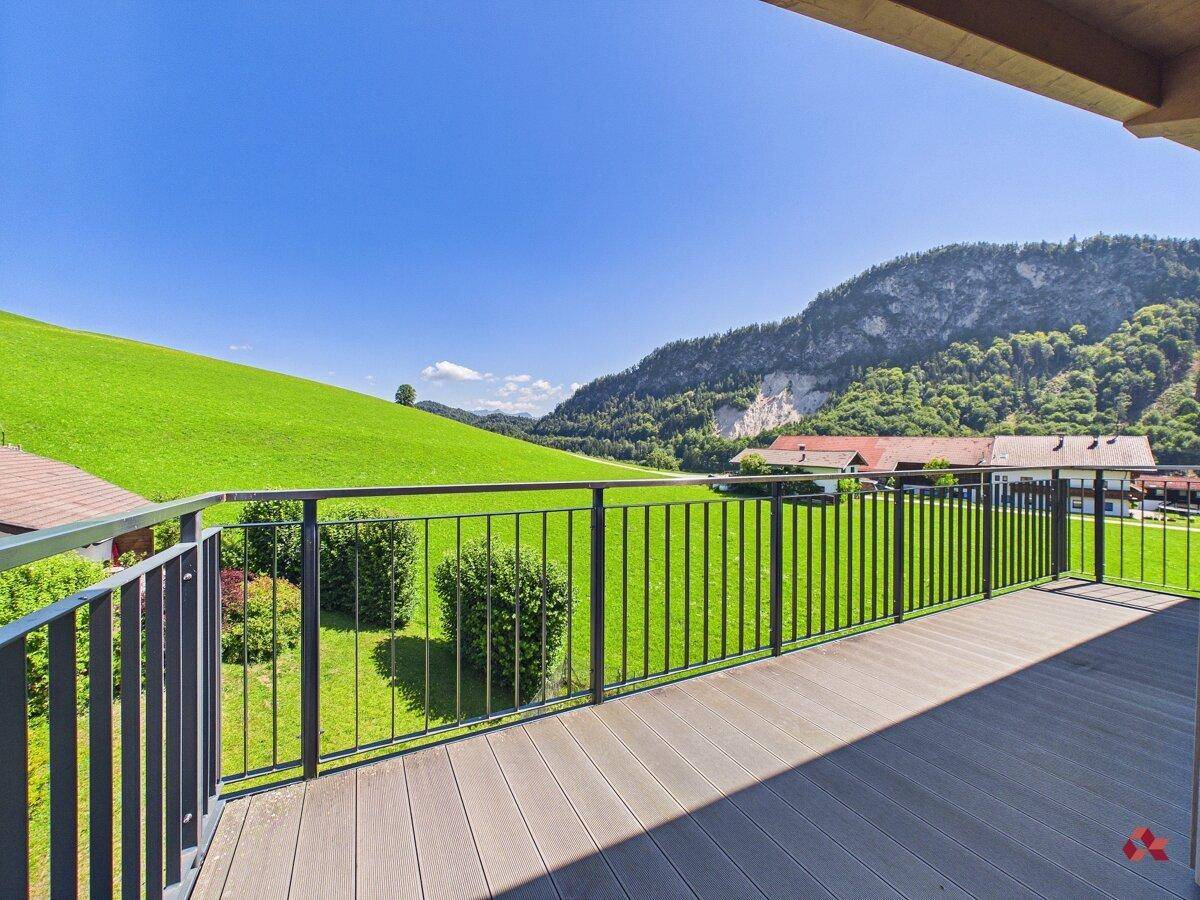 Langer Balkon mit Blick auf grüne Wiesen und die umliegende ländliche Landschaft.