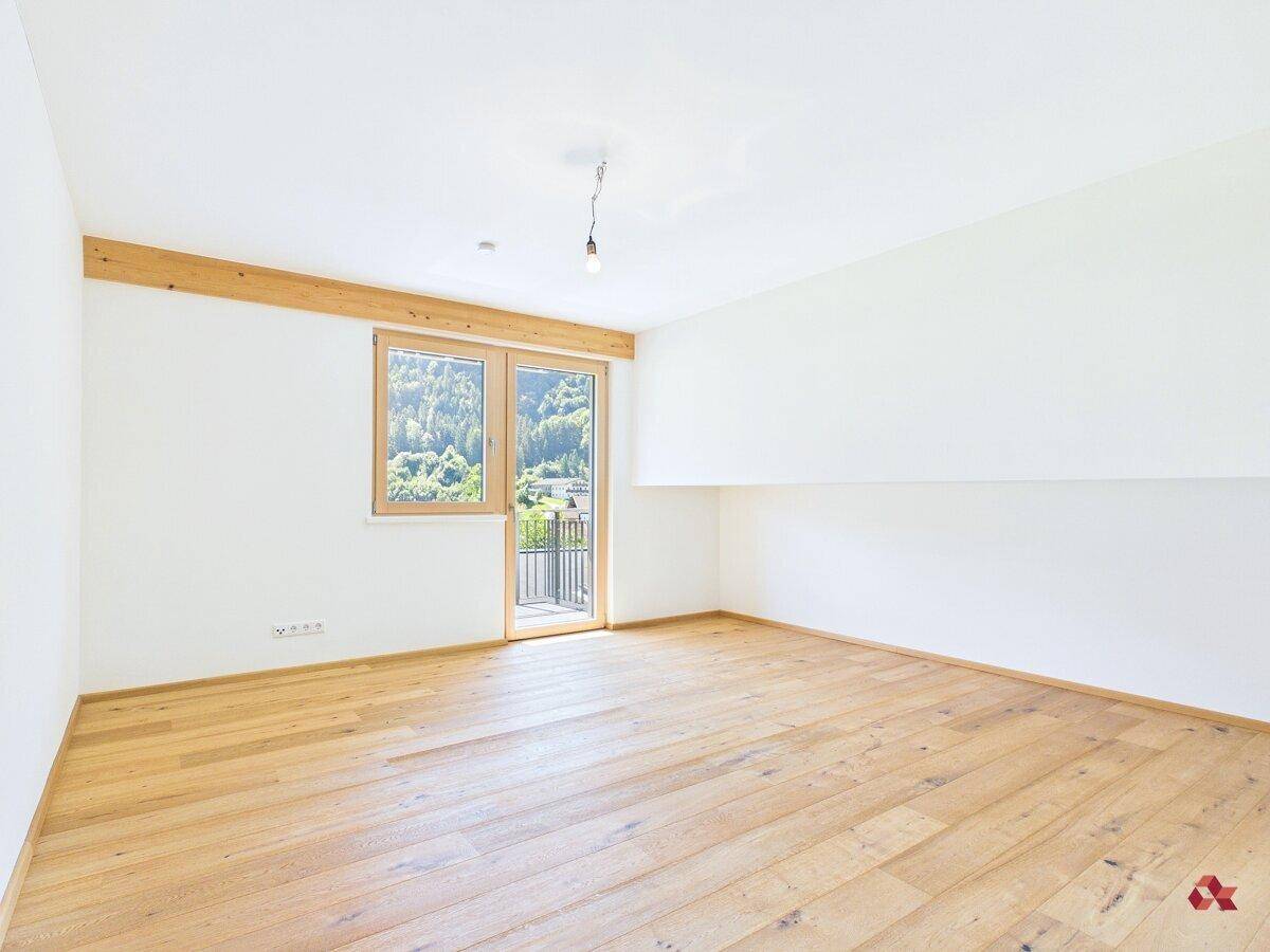 Heller Raum mit Parkettboden und Balkonzugang, ideal als Schlaf- oder Arbeitszimmer nutzbar.