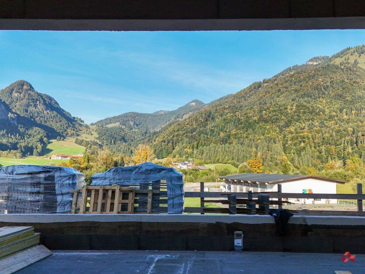 Aussicht von der Baustelle auf die bewaldeten Hügel und die ländliche Umgebung.