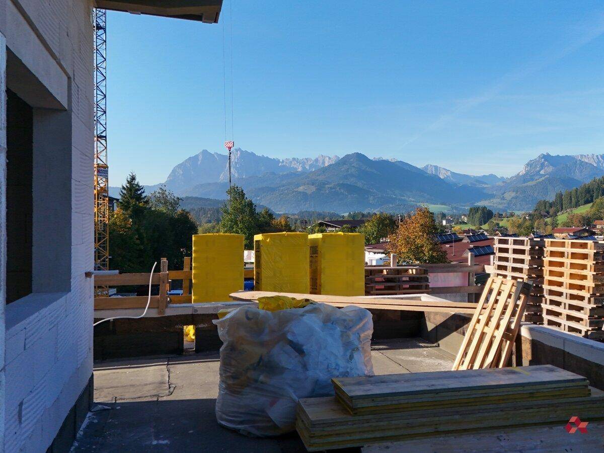 Weitblick von der Baustelle auf die majestätischen Berge und die alpine Umgebung.