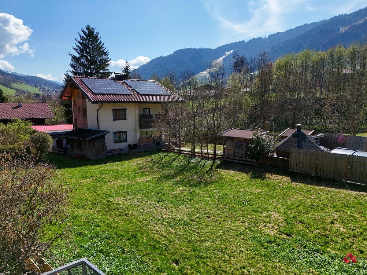 Haus mit Solaranlage auf dem Dach und weitem Blick auf die Berglandschaft.