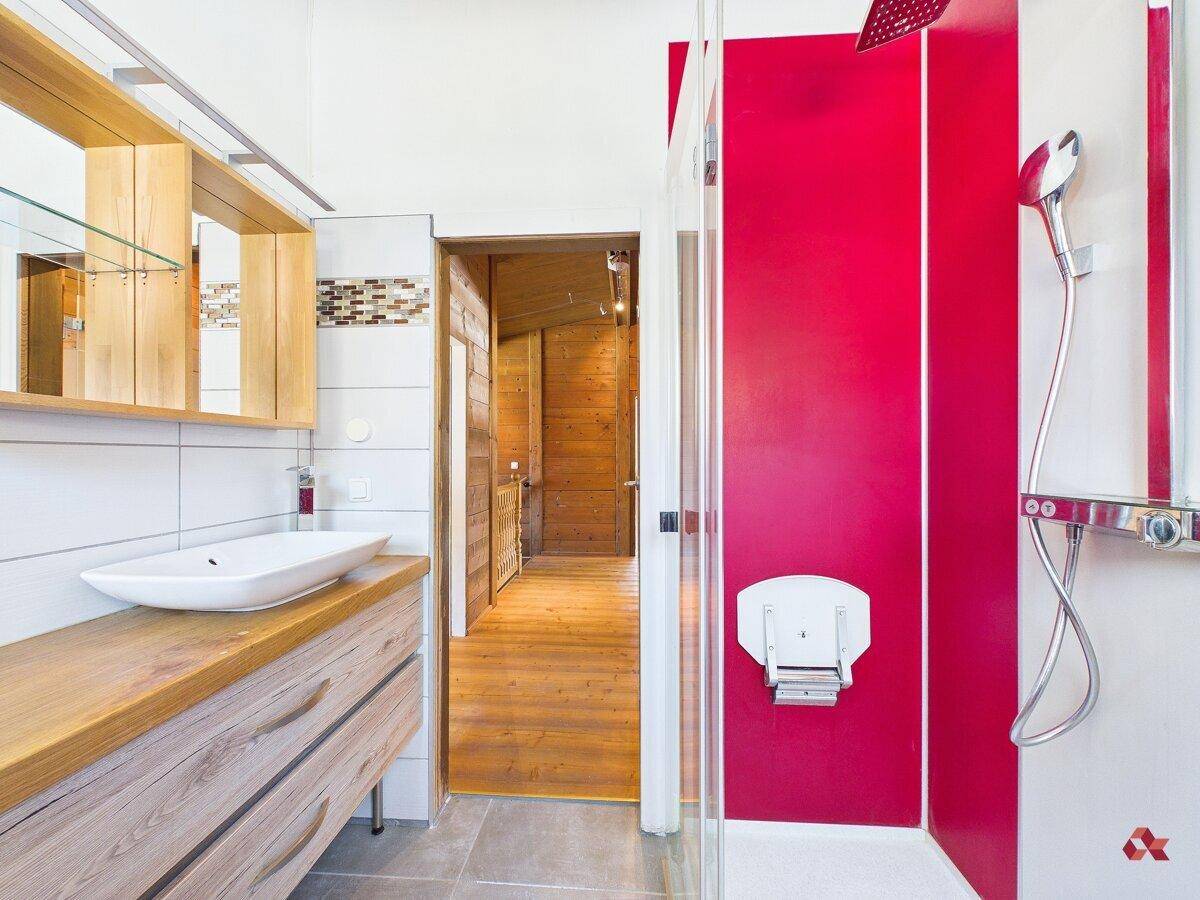 Modernes Badezimmer mit begehbarer Dusche, Holzwaschtisch und Spiegelschrank.