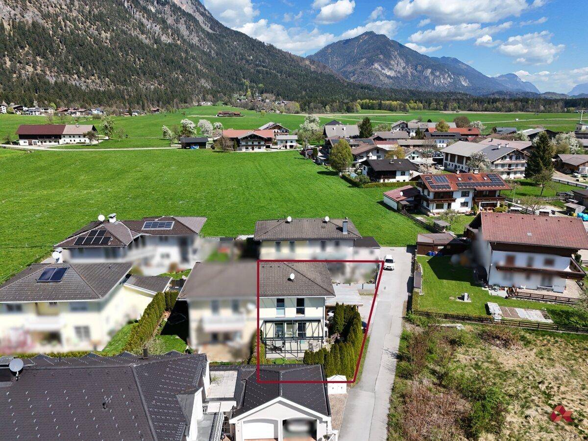 Luftaufnahme des Grundstücks mit roter Umrandung und umliegenden Feldern.