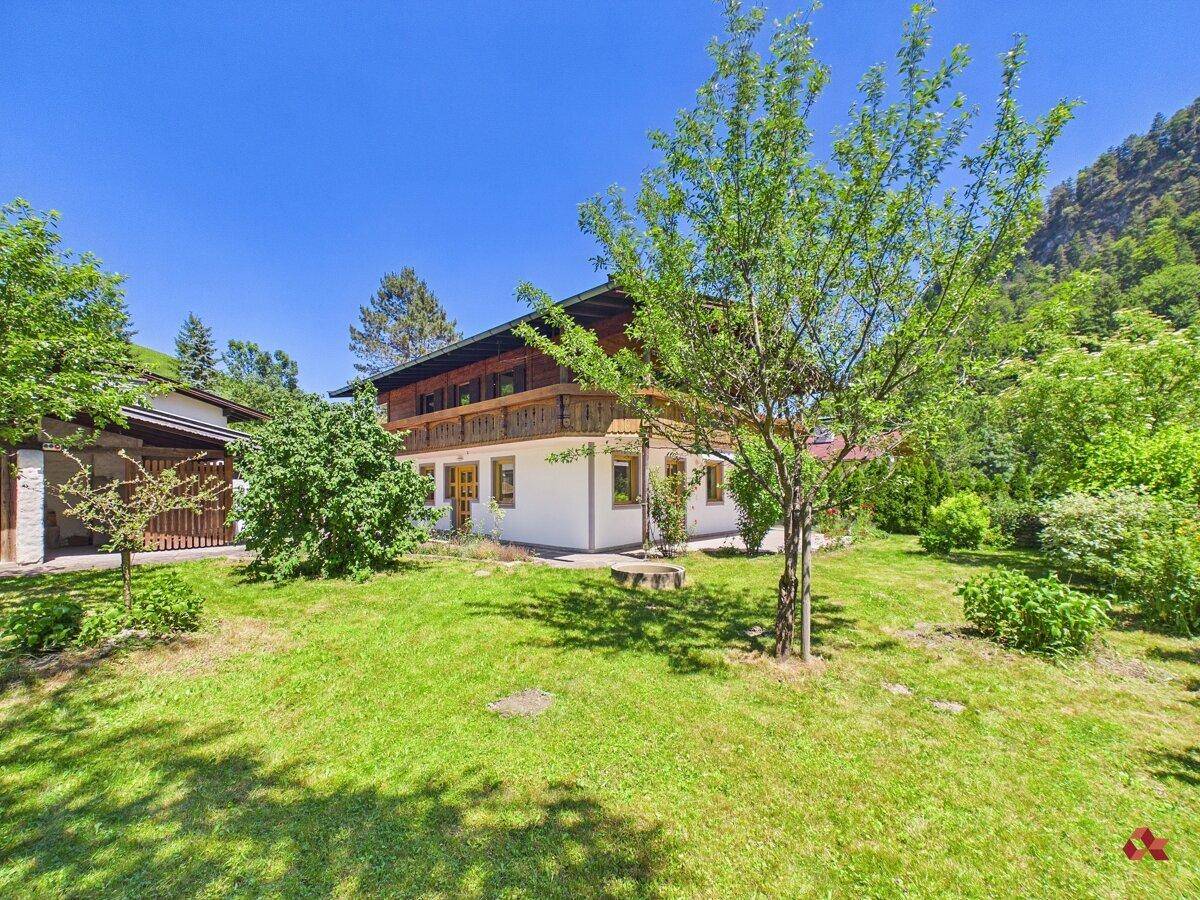 Charmantes Haus im Grünen mit weitläufigem Garten und Blick auf die umliegende Natur.