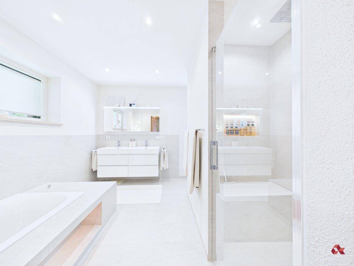 Modernes Badezimmer in Weiß mit Doppelwaschbecken, Badewanne und begehbarer Dusche.