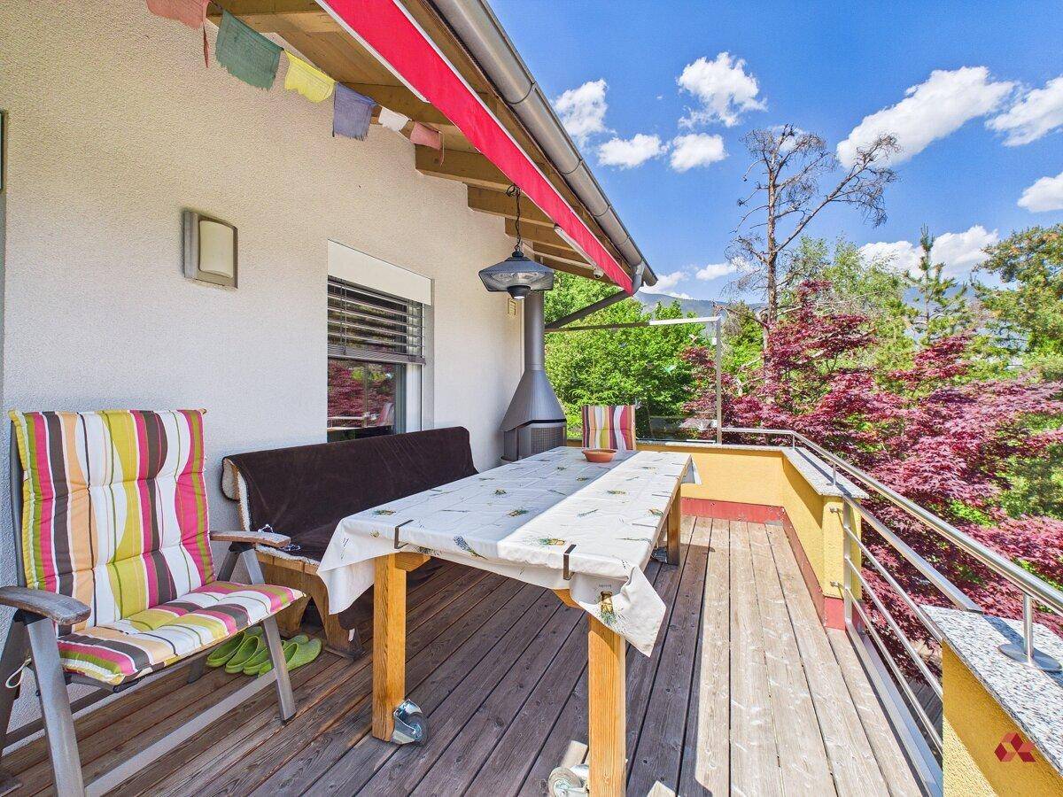Geräumiger Balkon mit Esstisch und Stühlen, ideal für Mahlzeiten im Freien.