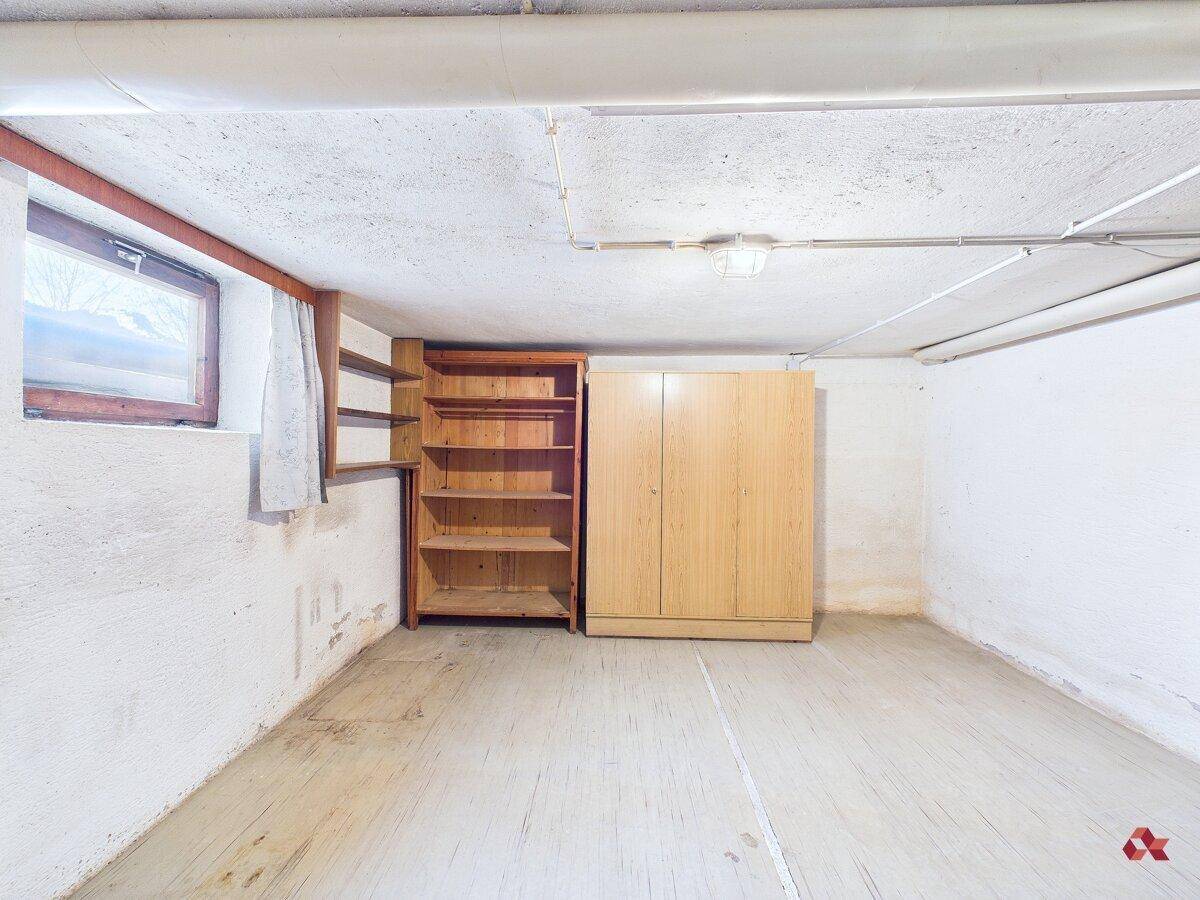 Heller Kellerraum mit Regalen und Schrank, bietet zusätzlichen Stauraum.