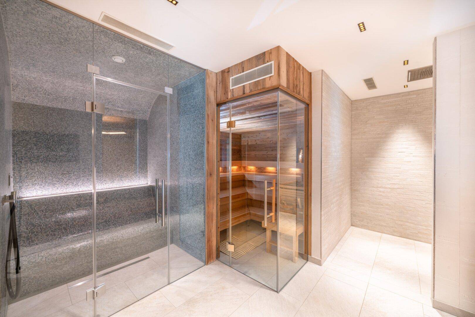 Moderner Wellnessbereich mit Sauna, Dampfbad und stilvollen Fliesen.