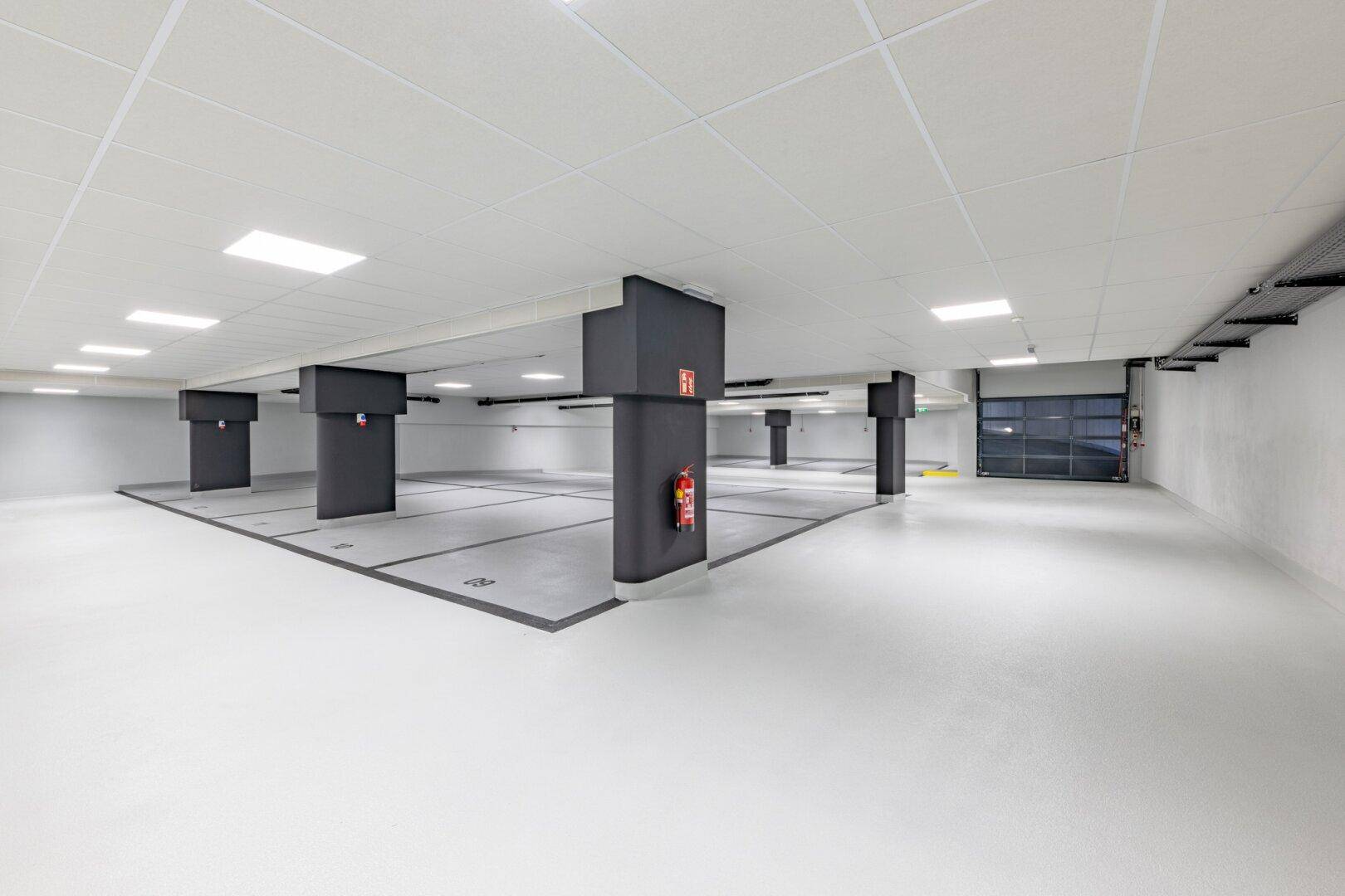 Geräumige Tiefgarage mit vielen Stellplätzen und moderner Beleuchtung.