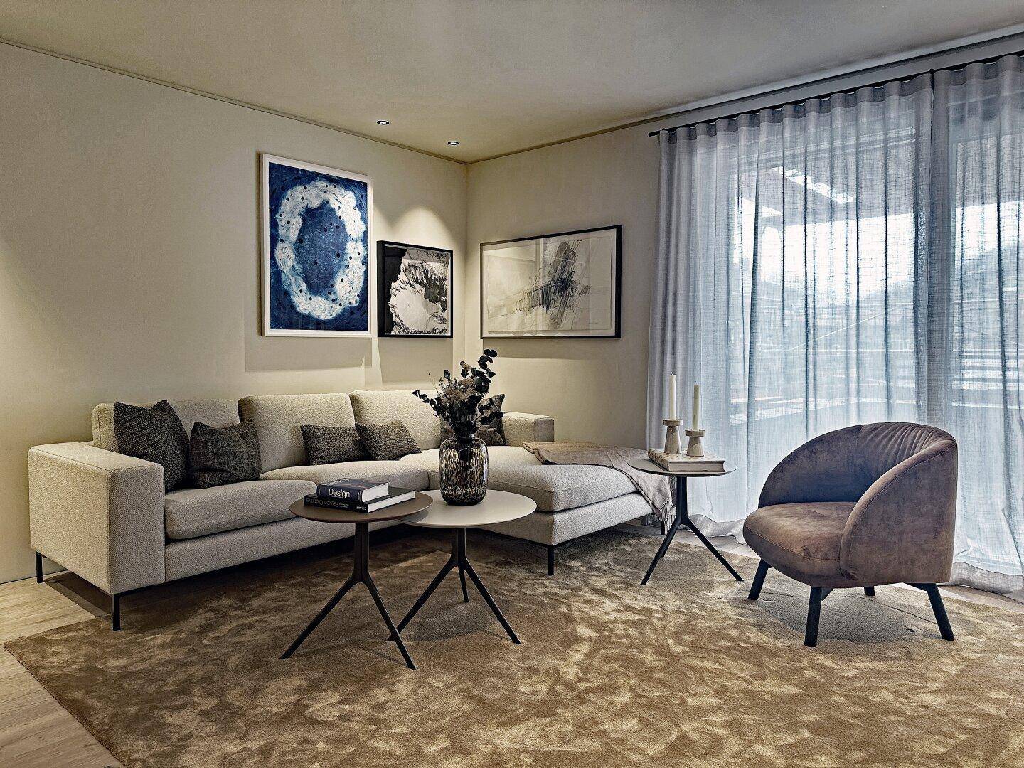 Elegantes Wohnzimmer mit beigem Sofa, Kunstwerken an der Wand und transparenten Vorhängen.