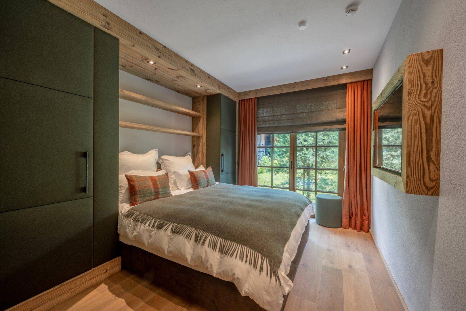 Modernes Schlafzimmer mit Einbauschränken und Holzakzenten, bietet eine ruhige Atmosphäre.