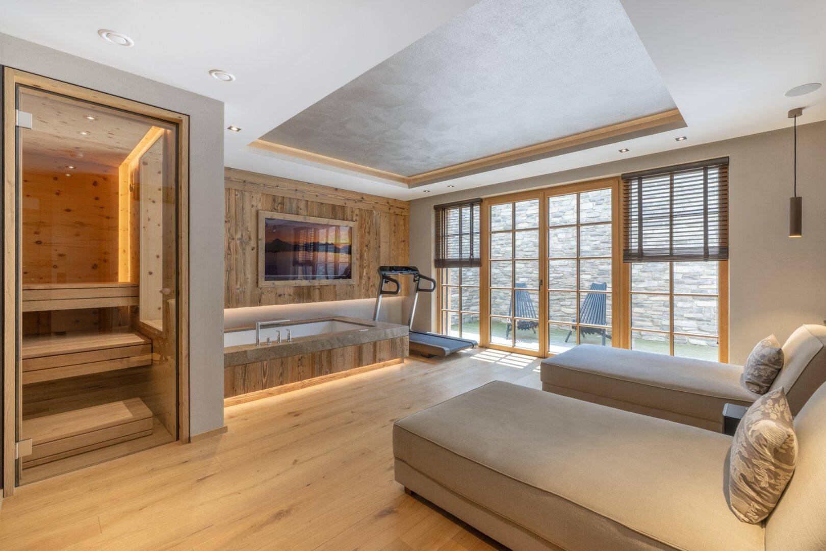 Exklusiver Wellnessbereich mit Sauna, Whirlpool und Liegen, ideal zur Entspannung.