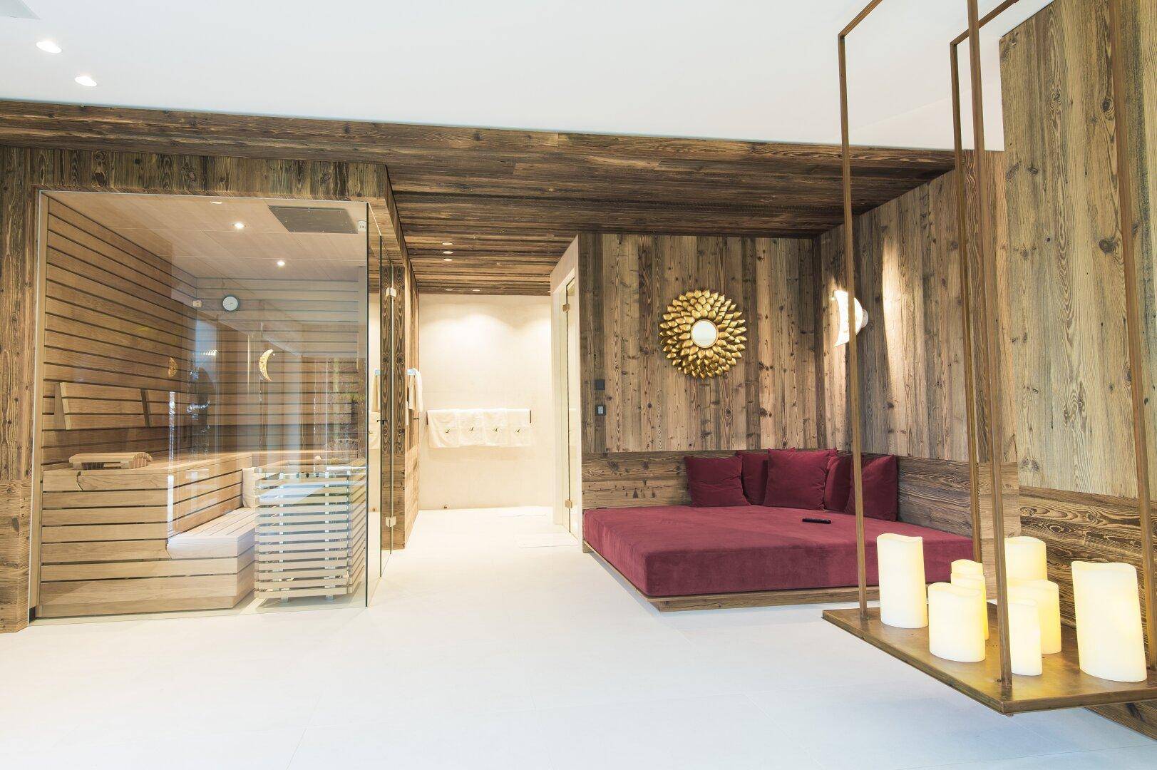 Moderner Wellnessbereich mit Sauna, Entspannungsliege und stilvollen Holzakzenten.