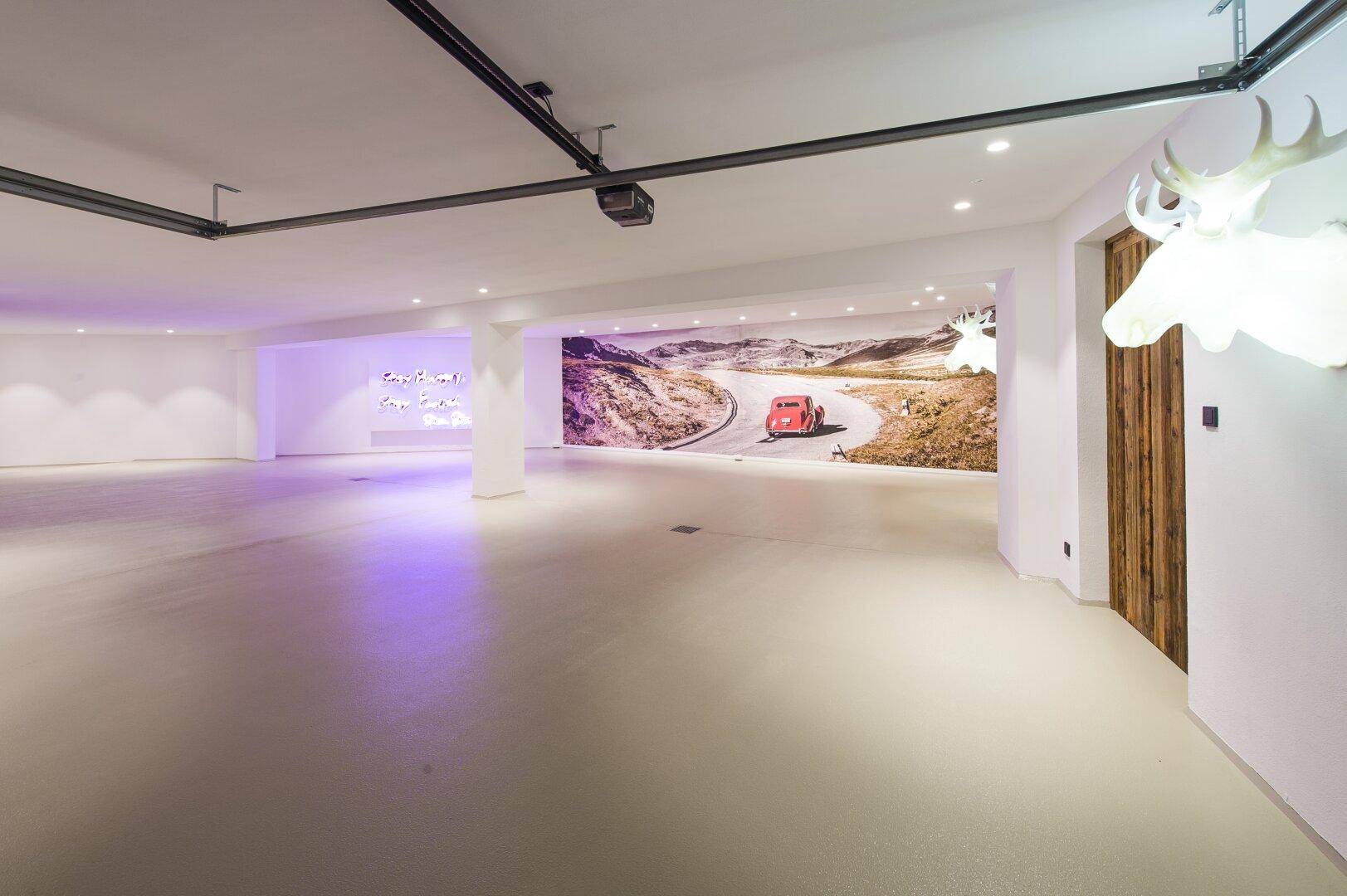 Geräumige Tiefgarage mit moderner Beleuchtung und einer dekorativen Wandgestaltung.