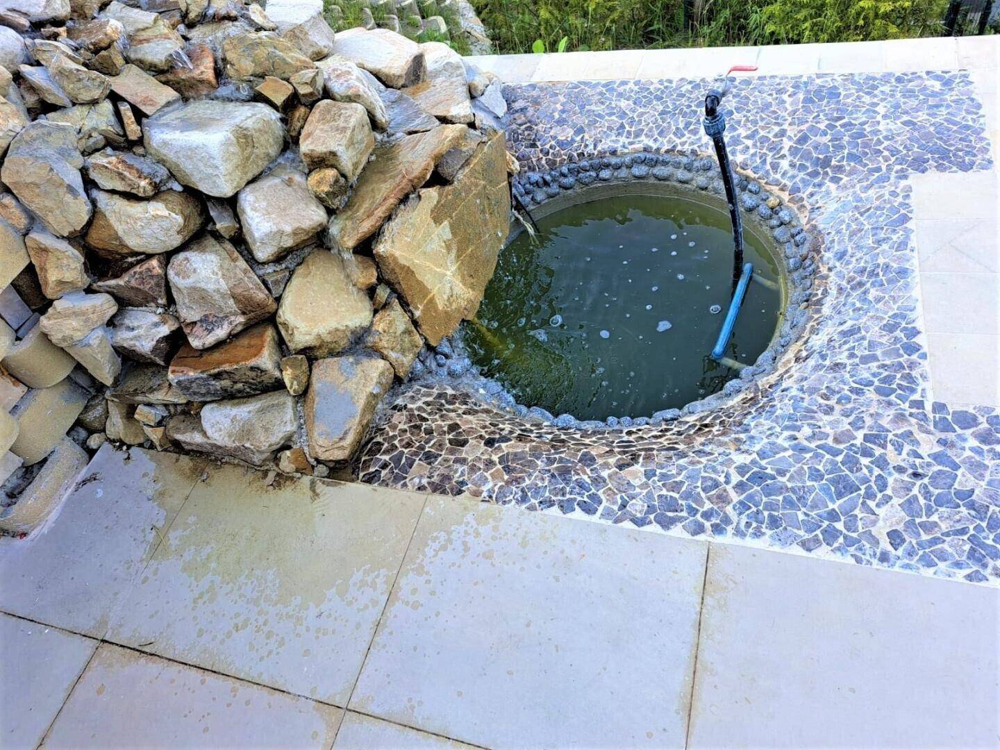 Kleine Wasserquelle von oberer Terrasse auf Hauptt