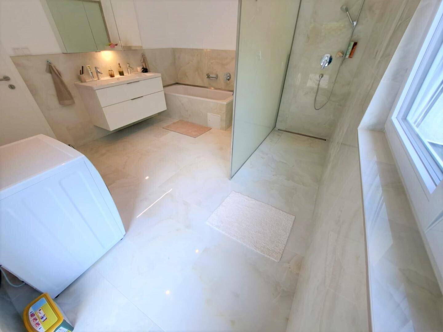 Bad mit Dusche und Wanne