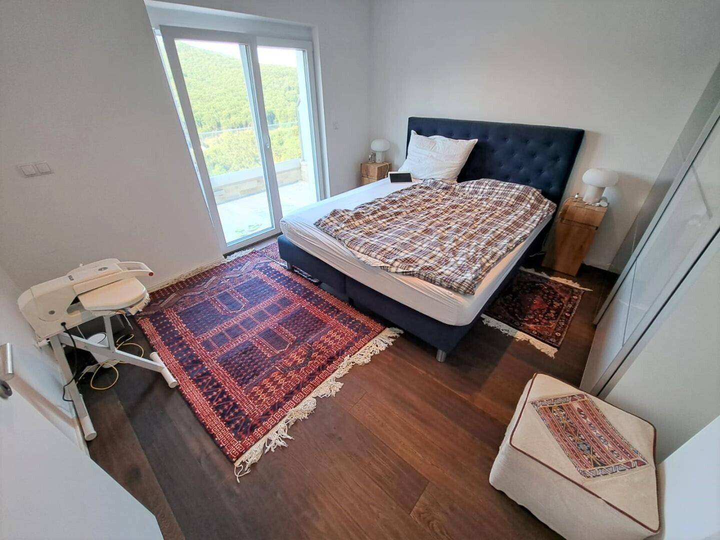 Schlafzimmer mit Blick auf die Hohe Wand Wiese