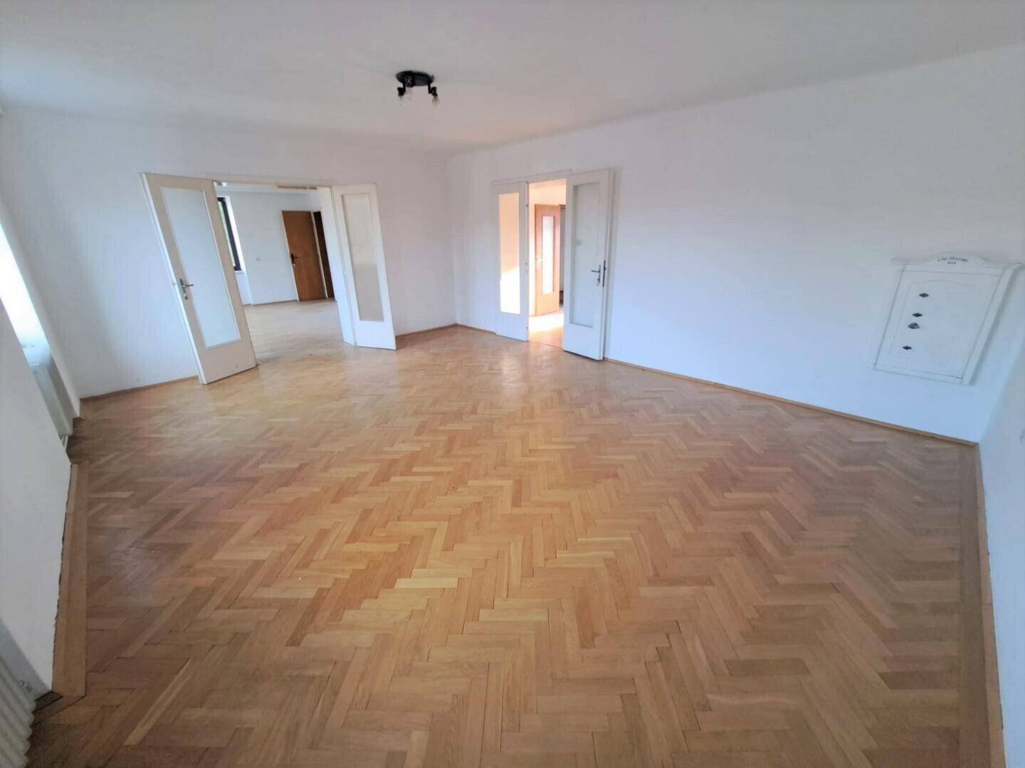 +++WEINVIERTEL+ TOP LAGE, TOP GELEGENHEIT +2 HÄUSER + IDEAL FÜR 2 FAMILIEN + INKL. GESCHÄFTSLOKAL ehemaliger Metzgerbetrieb mit großem Potenzial +40 MINUTEN VON WIEN ENTFERNT - Ansicht 4