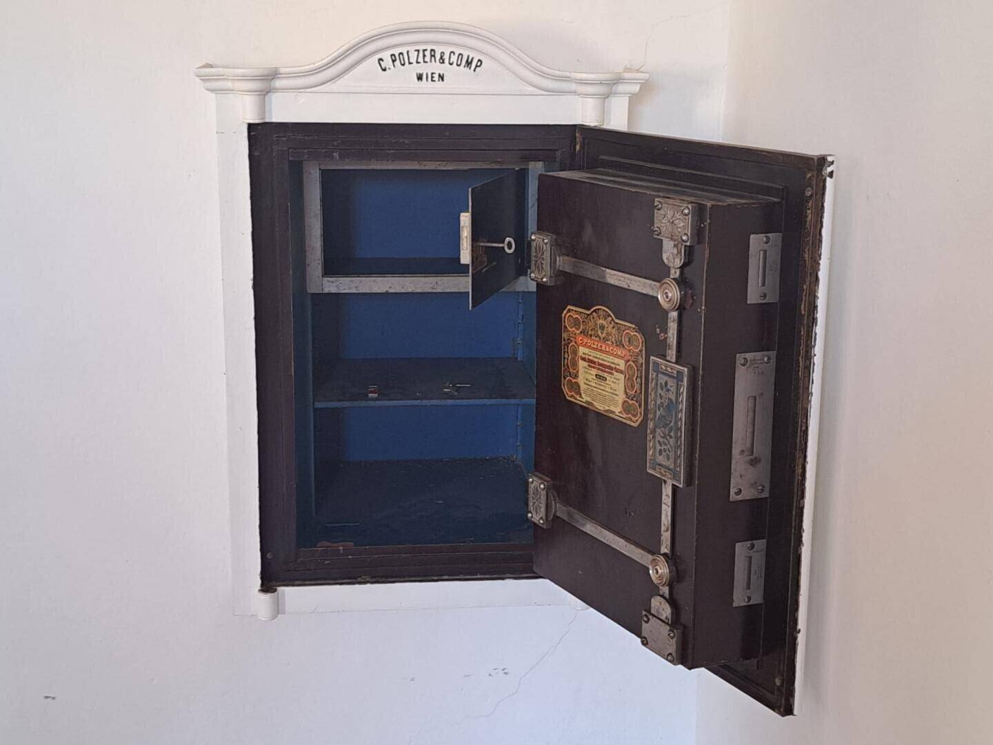 Historischer Einbautresor von C. Polzer & Comp. Wien, sicher in der Wand verankert.