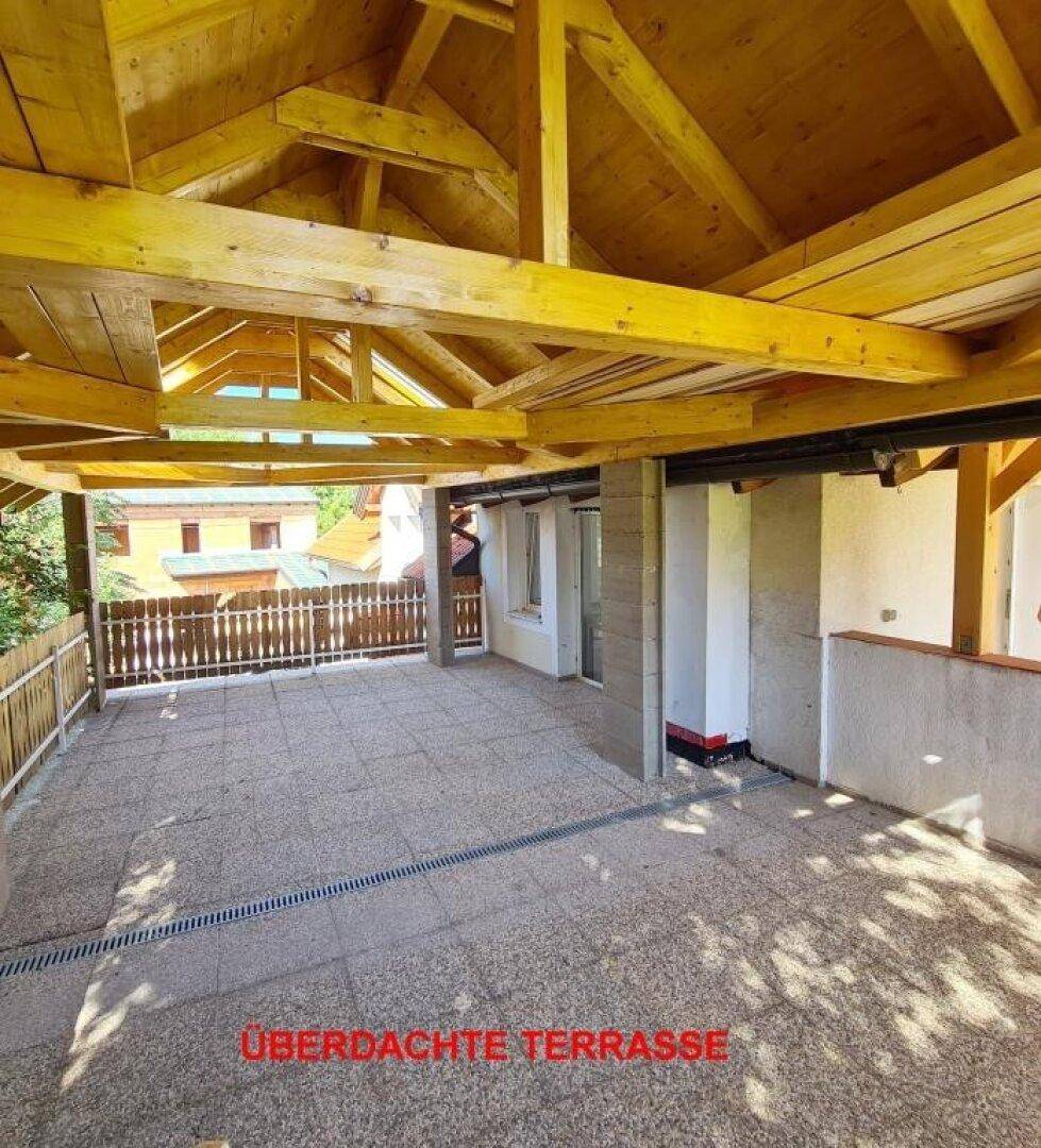 ÜBERDACHTE TERRASSE