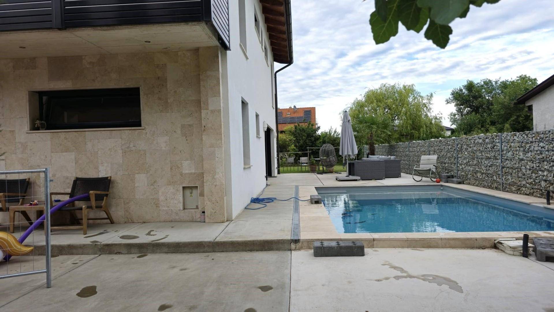 Terrasse mit SwimmingPool ausgestattet