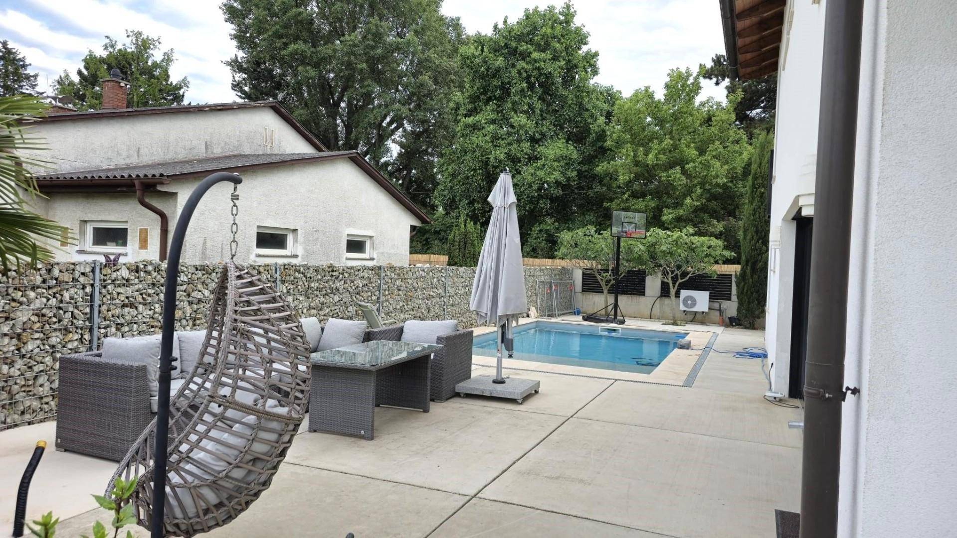 Terrasse mit Pool ausgestattet