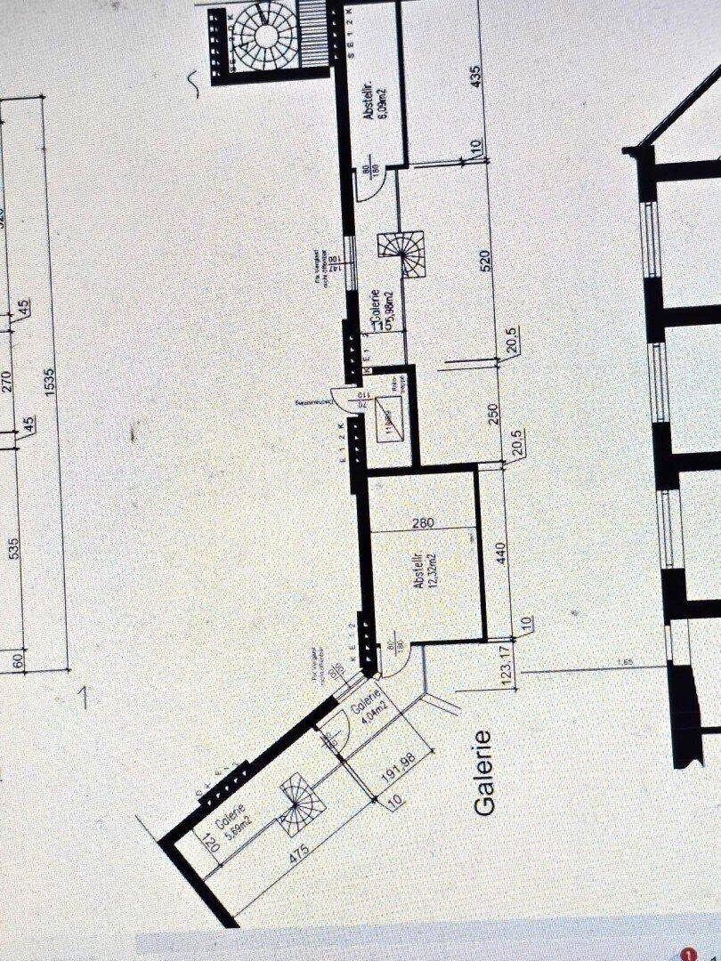 Teilansicht eines Grundrisses mit Treppen und Galerien, die eine offene Raumgestaltung andeuten.