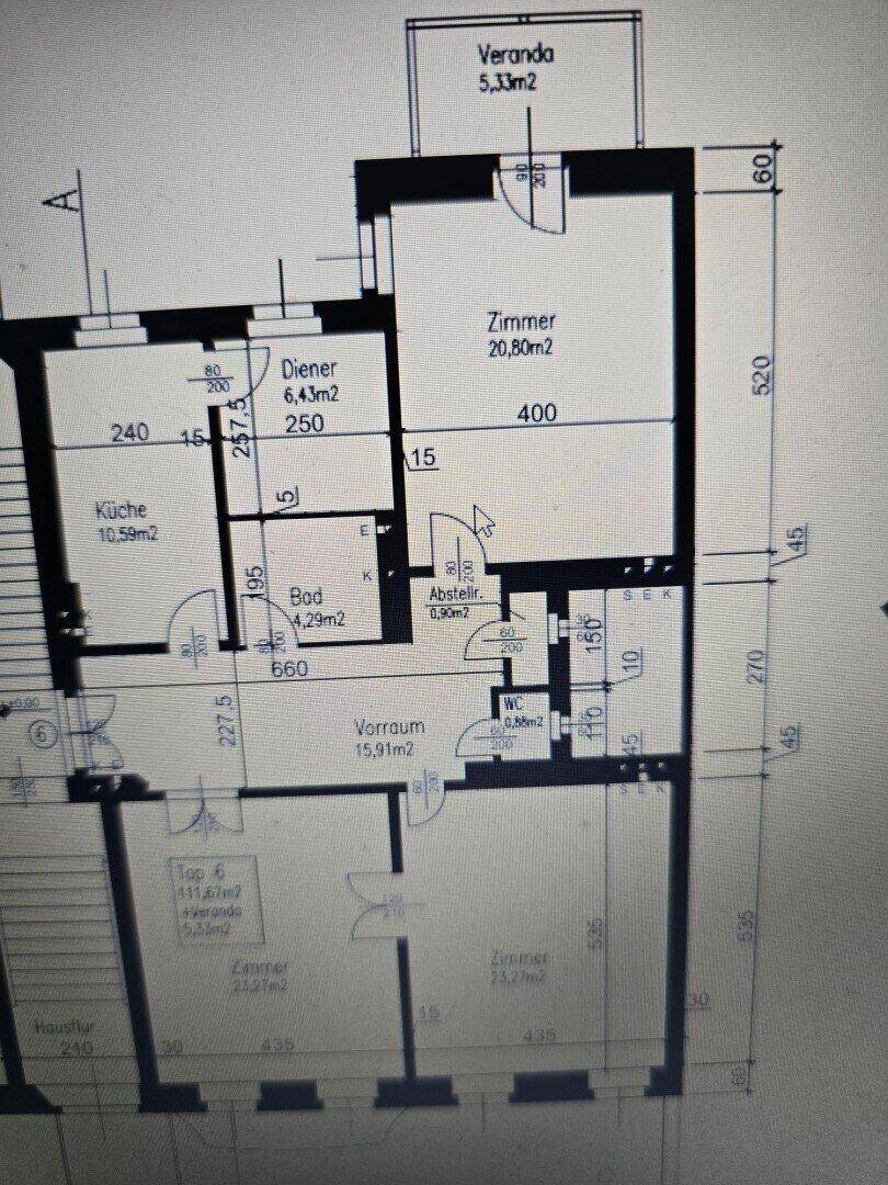 Detaillierter Grundriss einer Wohnung mit Küche, Bad, WC und Veranda.