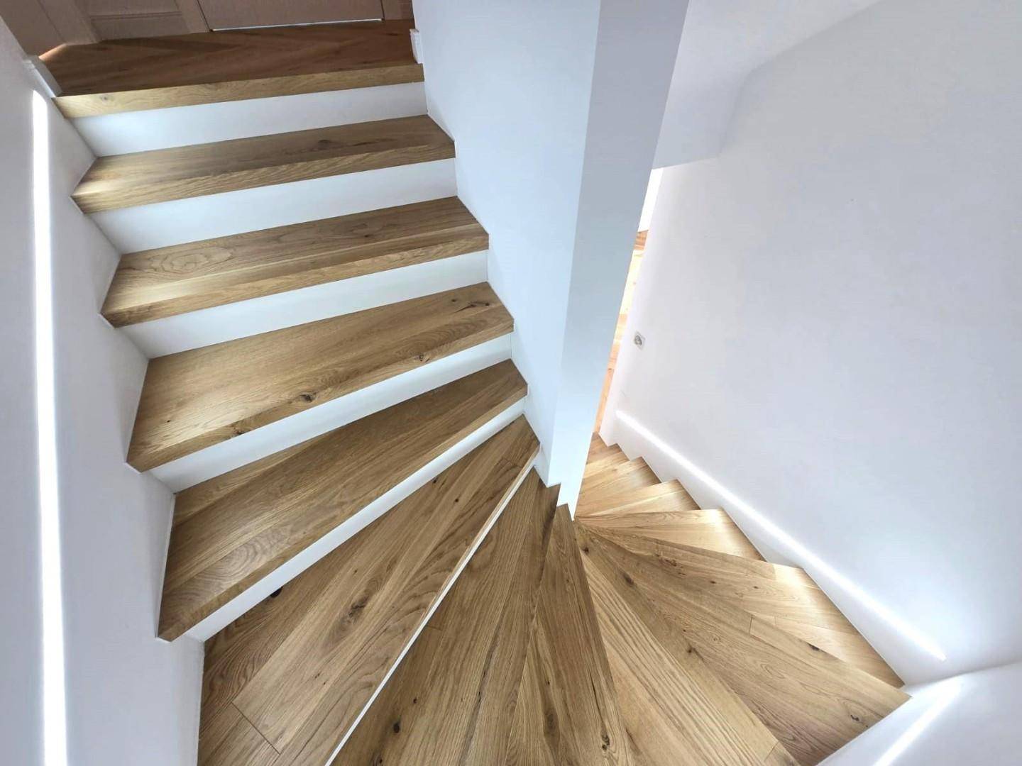 moderne und breite Treppe, an den seiten mit LED a