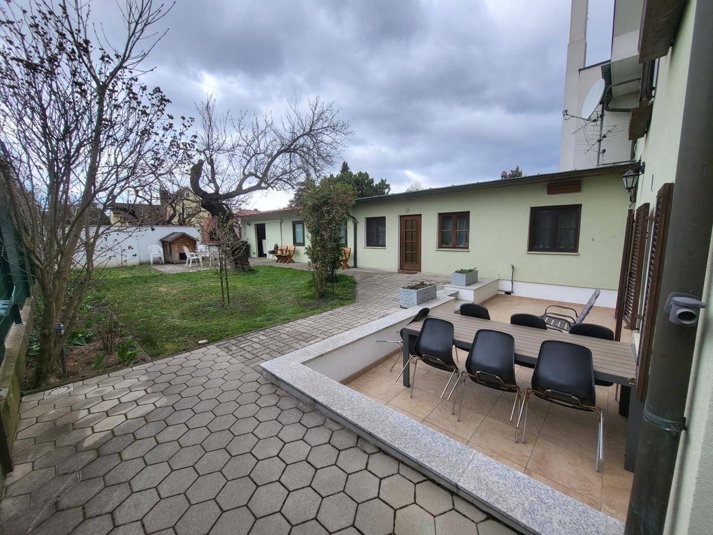 Garten mit Terrasse hinter dem Haus