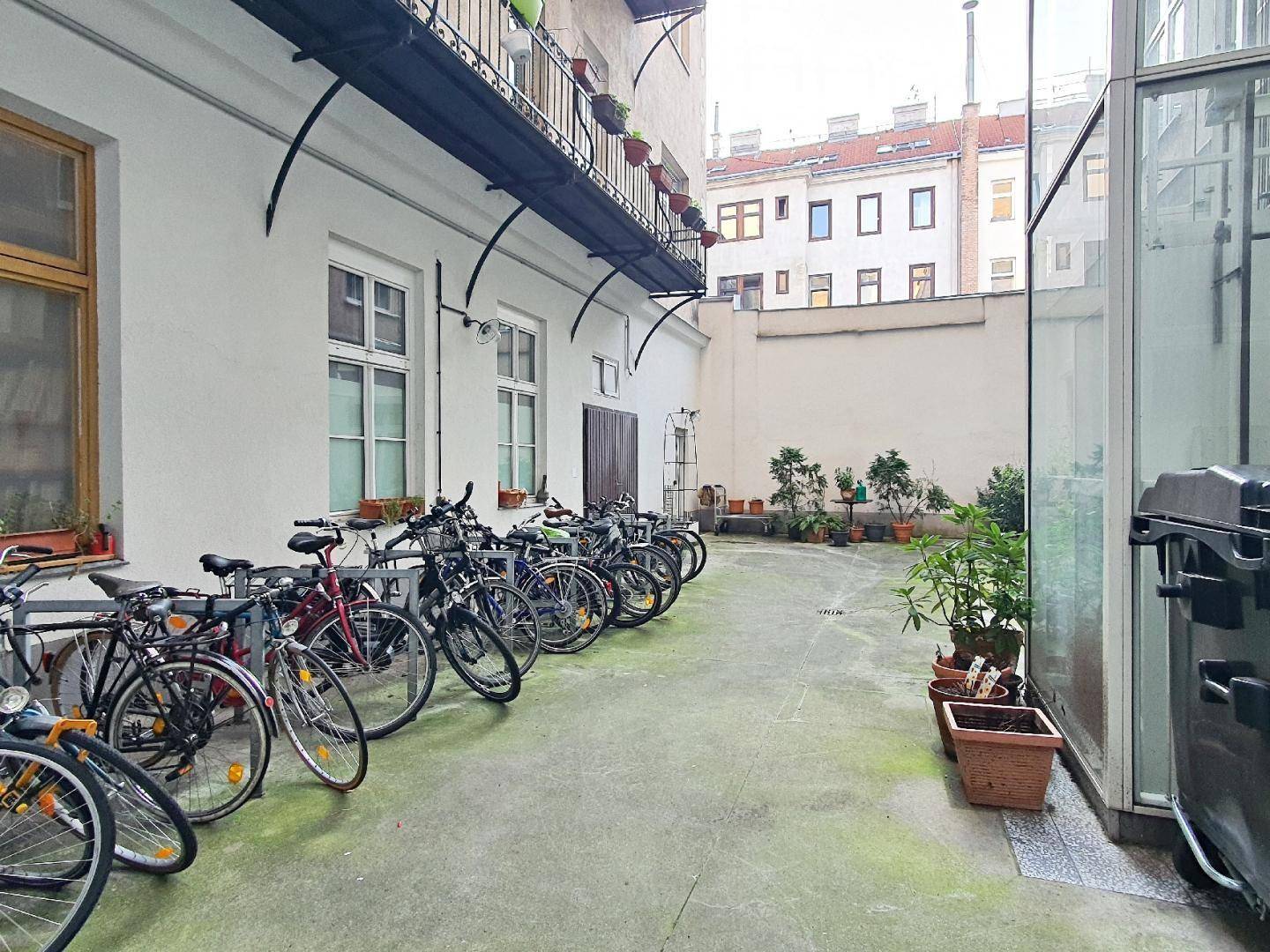 Hof Fahrradabstellplätze