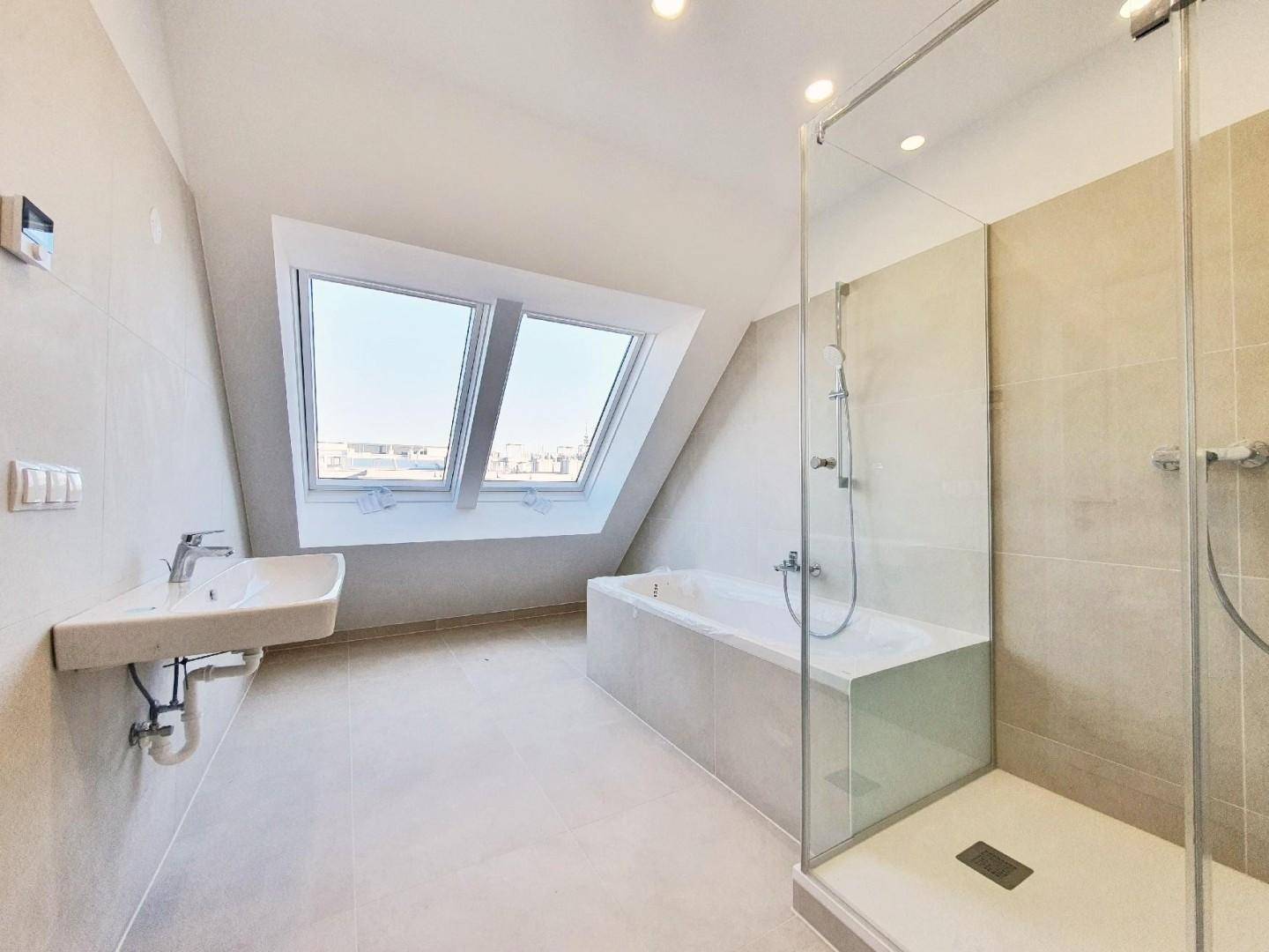 Bad-Ensuite mit Wanne+Dusche+WC