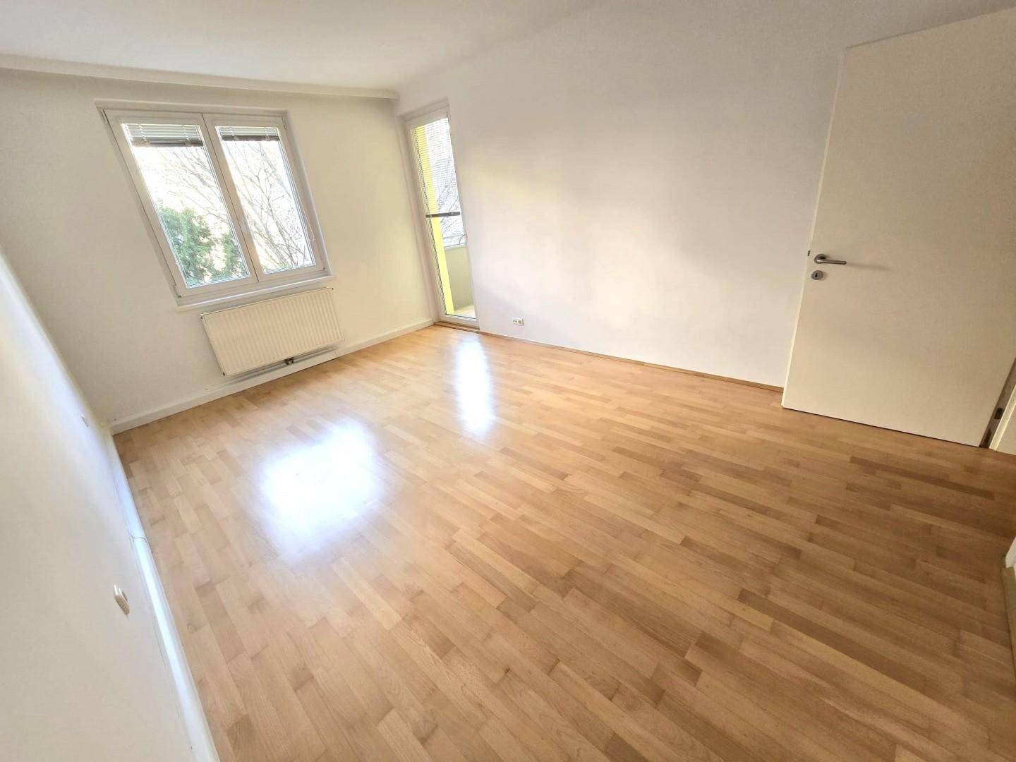 Zimmer 2 mit Zugang zur Loggia