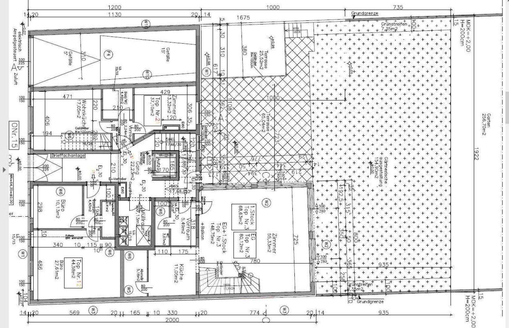 Grundriss des Erdgeschosses mit Garten, Terrasse und offenem Wohnbereich.