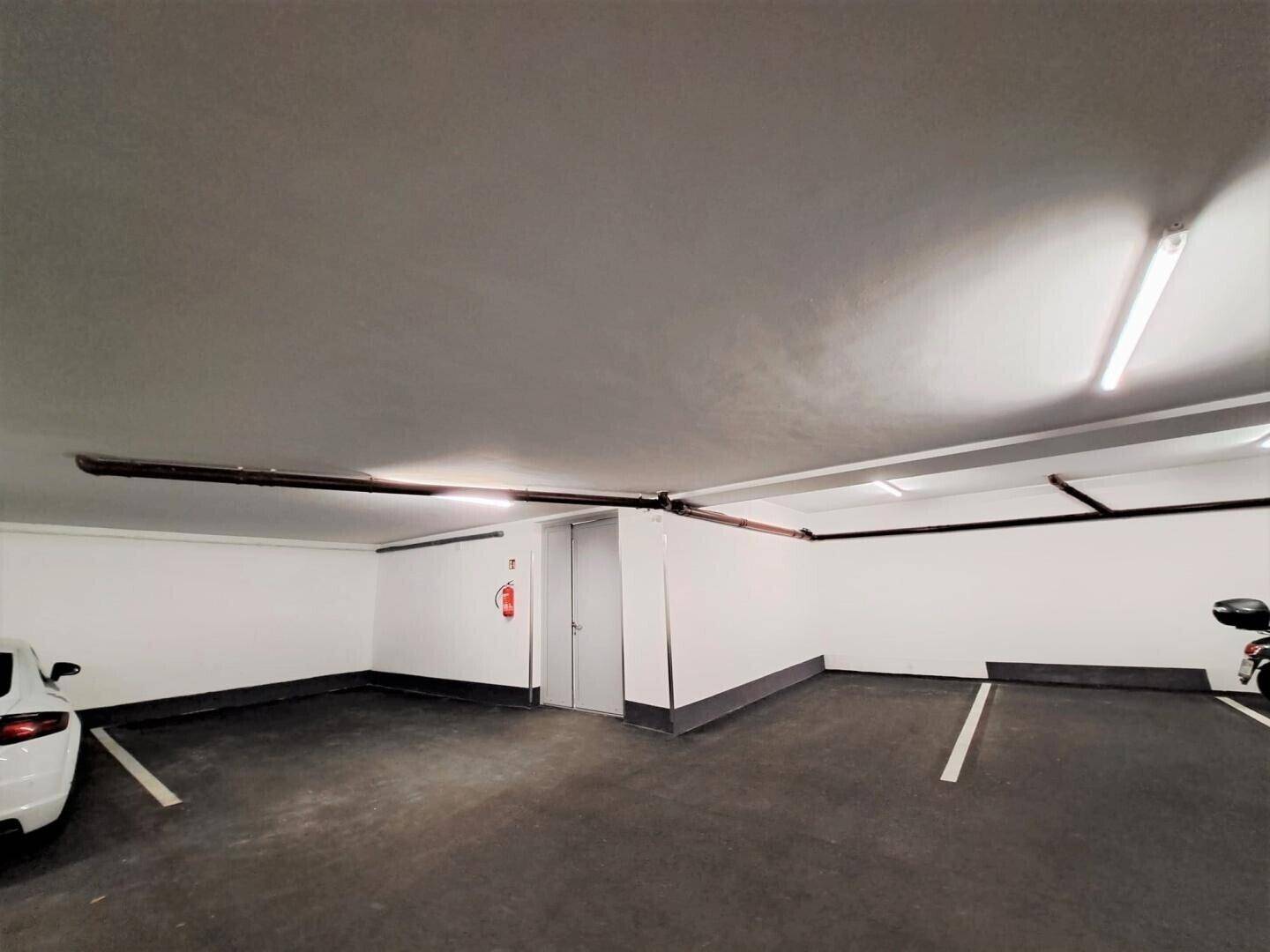 Geräumige Tiefgarage mit markierten Stellplätzen und guter Beleuchtung.