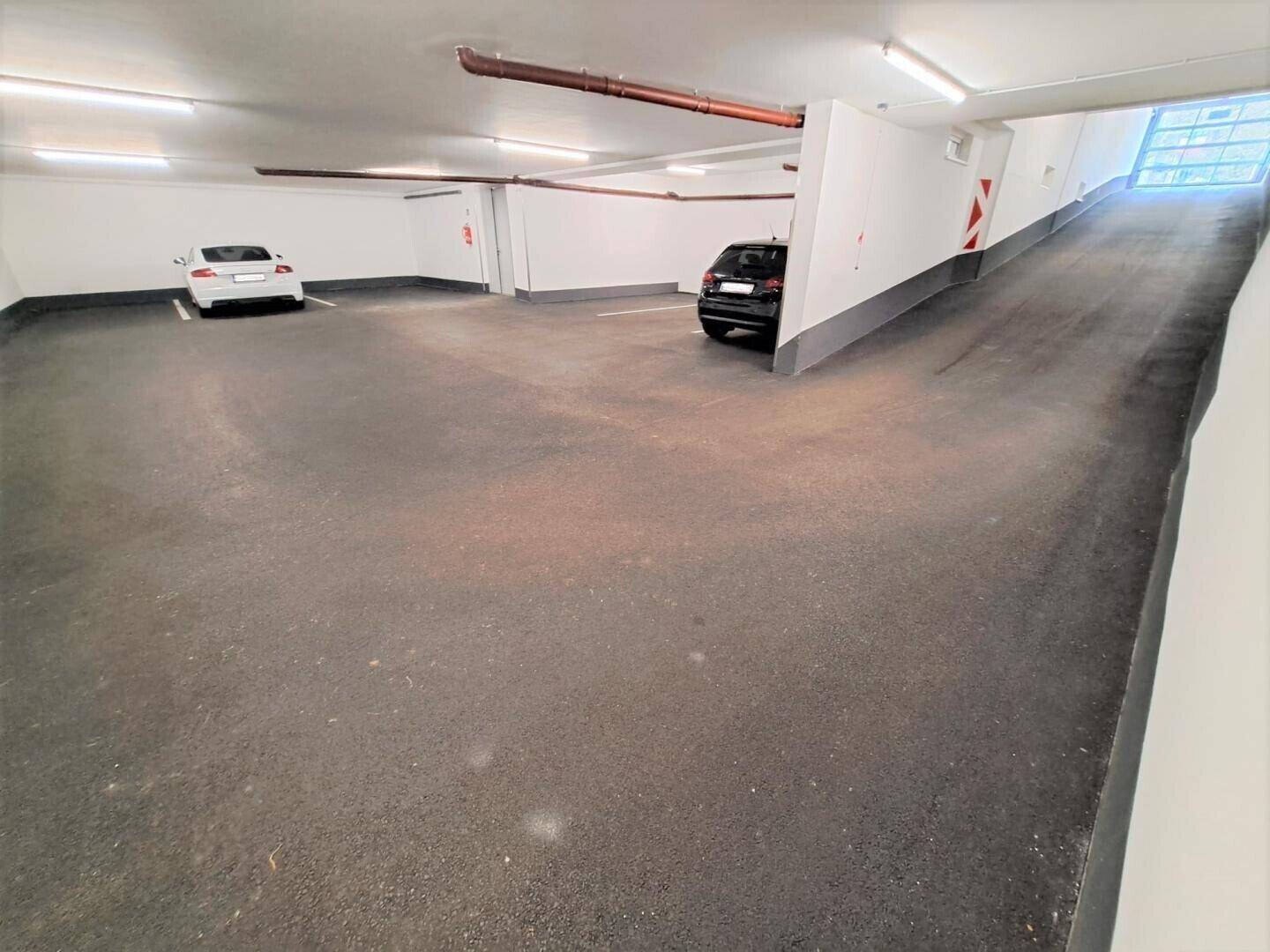 Zufahrt zur Tiefgarage mit ausreichend Platz für mehrere Fahrzeuge.
