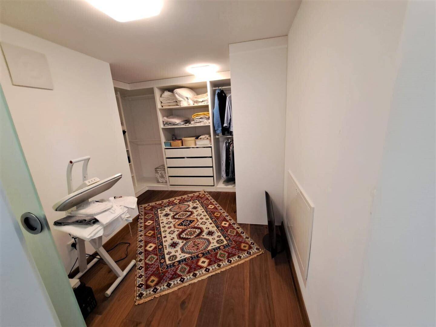 Praktischer begehbarer Kleiderschrank mit Regalen und Stauraum für Kleidung.