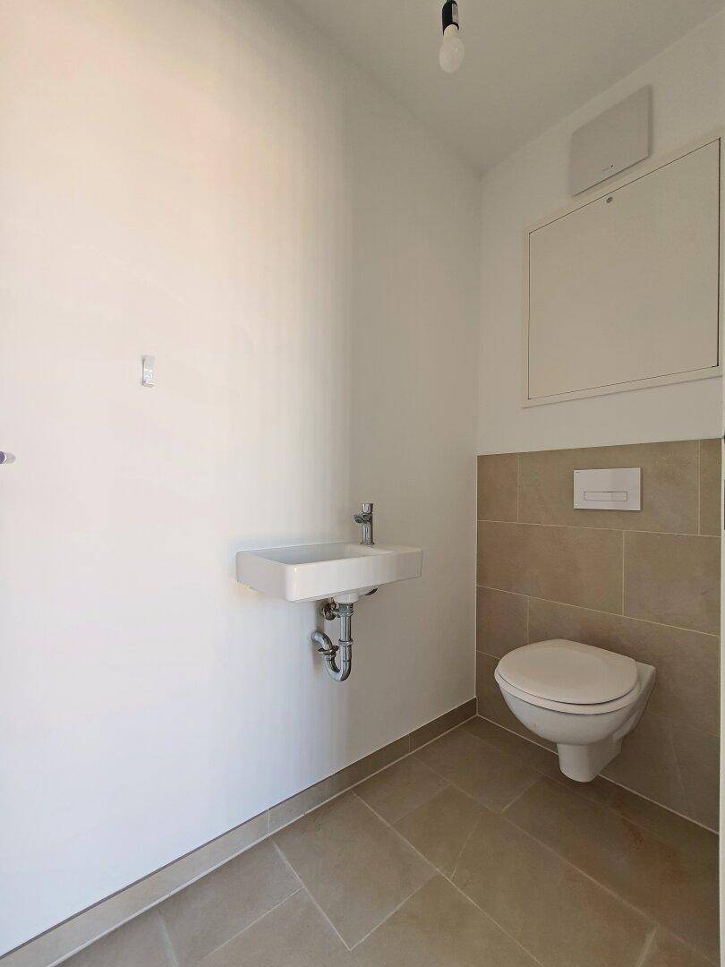 separates WC mit Handwaschbecken