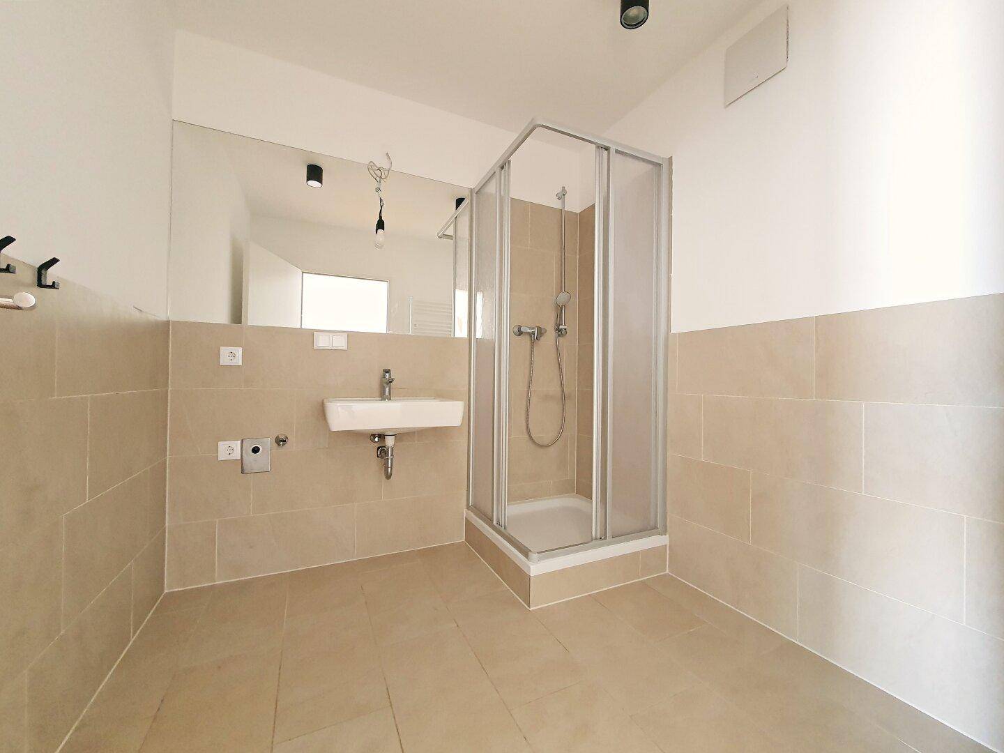 modernes Bad mit Dusche und WM Anschluss