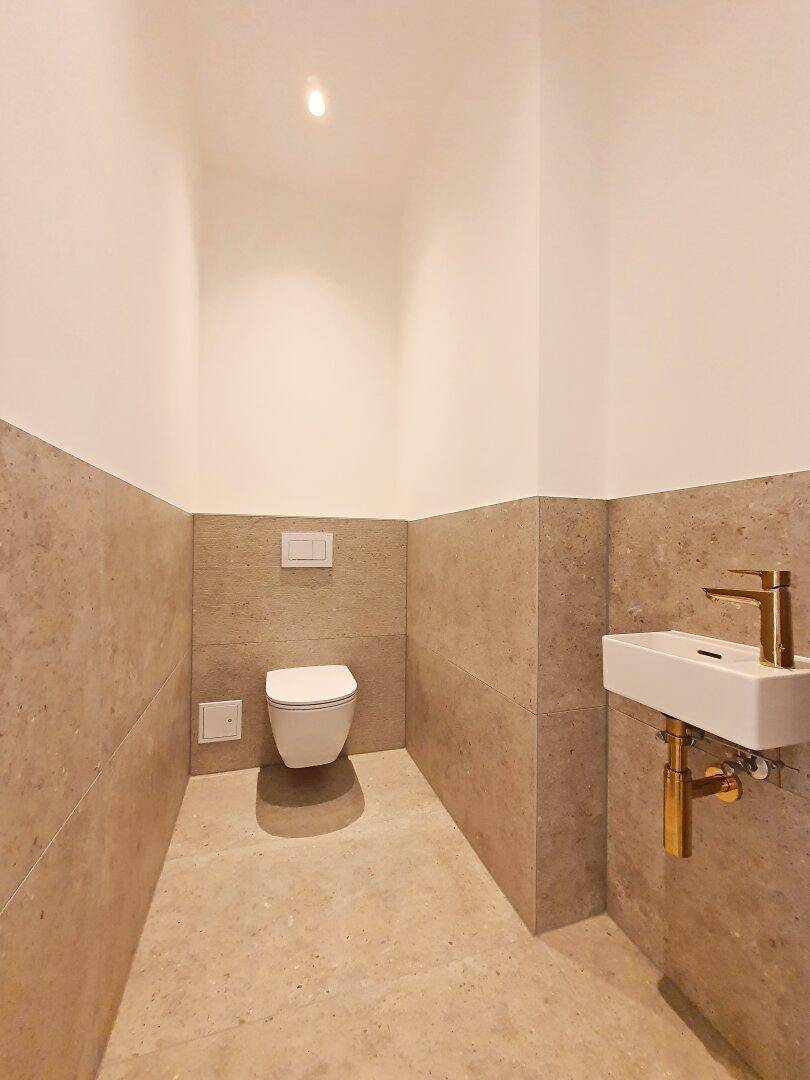 getrenntes WC mit Handwaschbecken