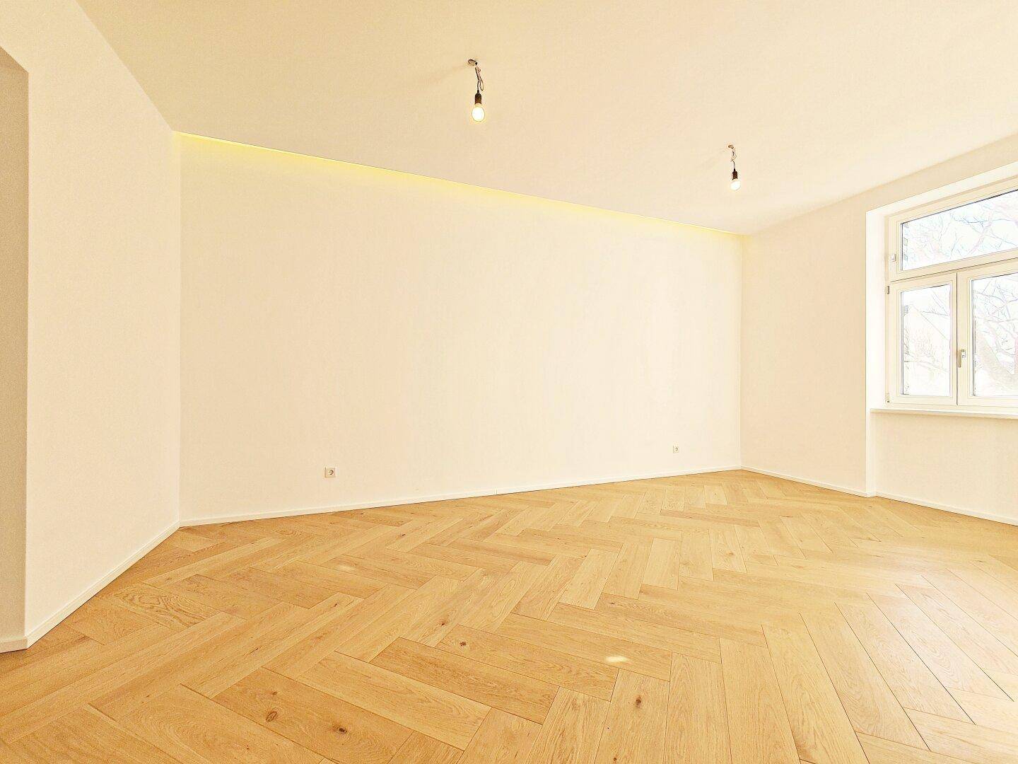 Wohnzimmer + Balkon möglich