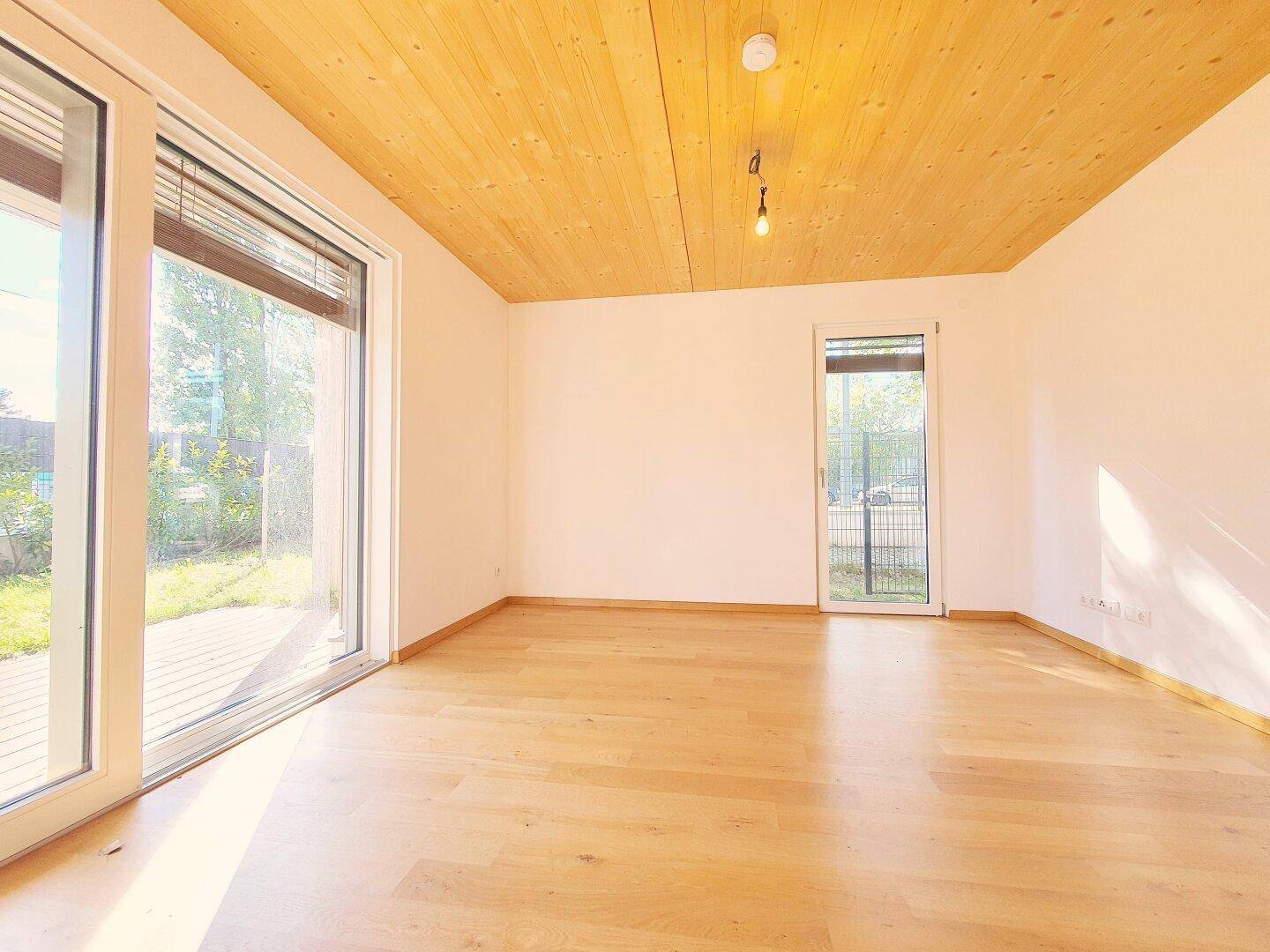 geräumiges Wohnzimmer