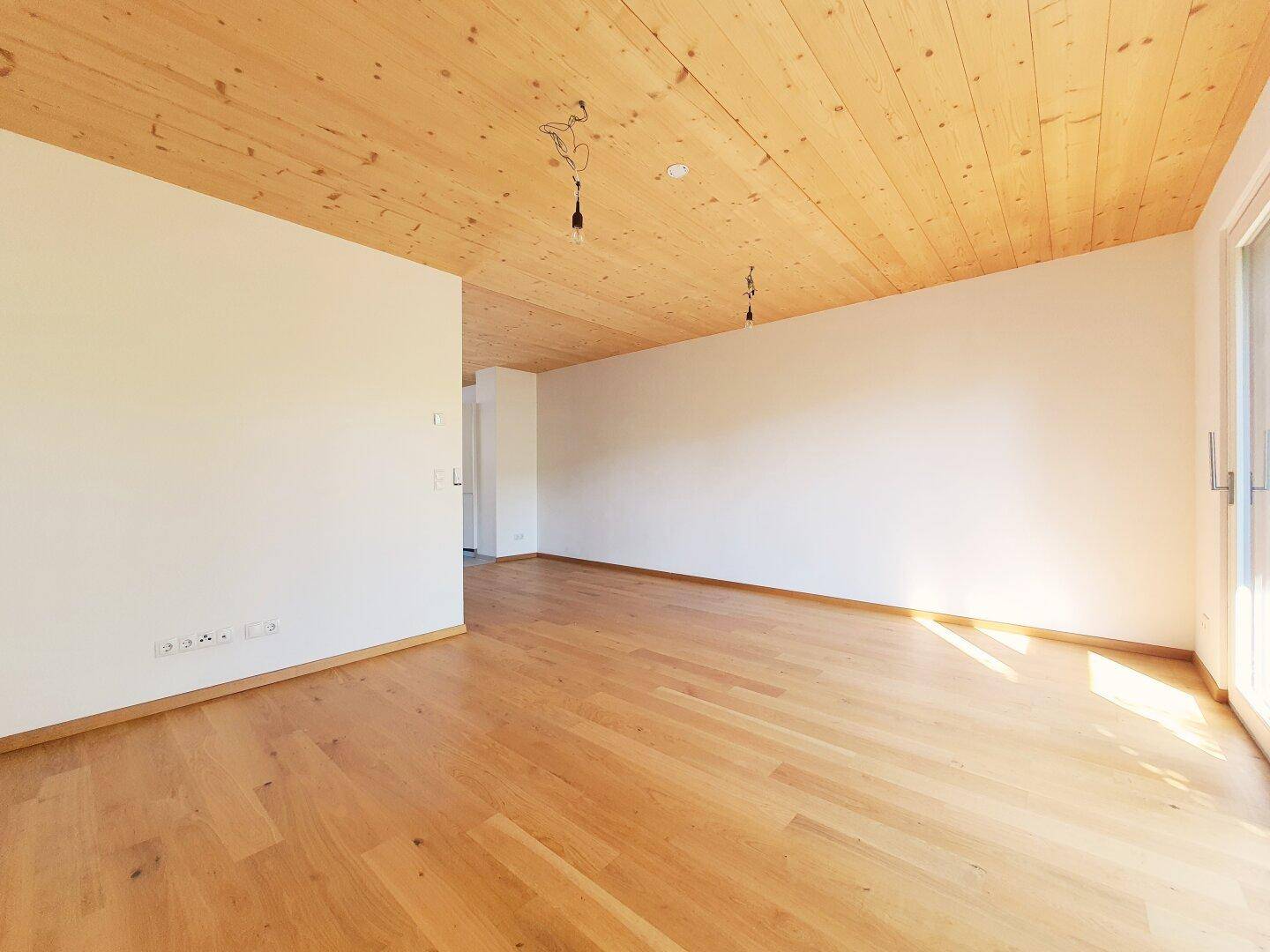 geräumiges Wohnzimmer